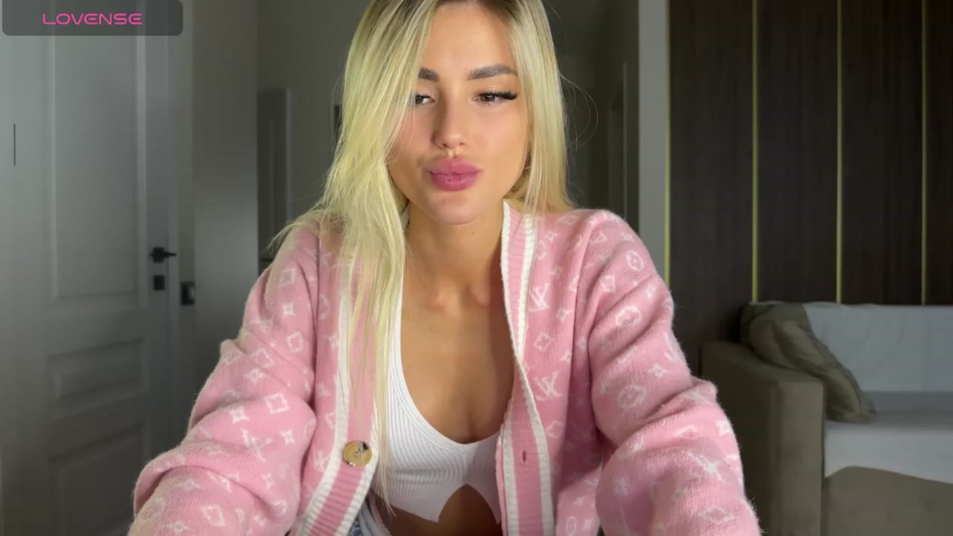 Gallery image thumbnail from Betty_xoxo's myfreecams stream on, 10/06/2023, 15:37 image 5 of 20