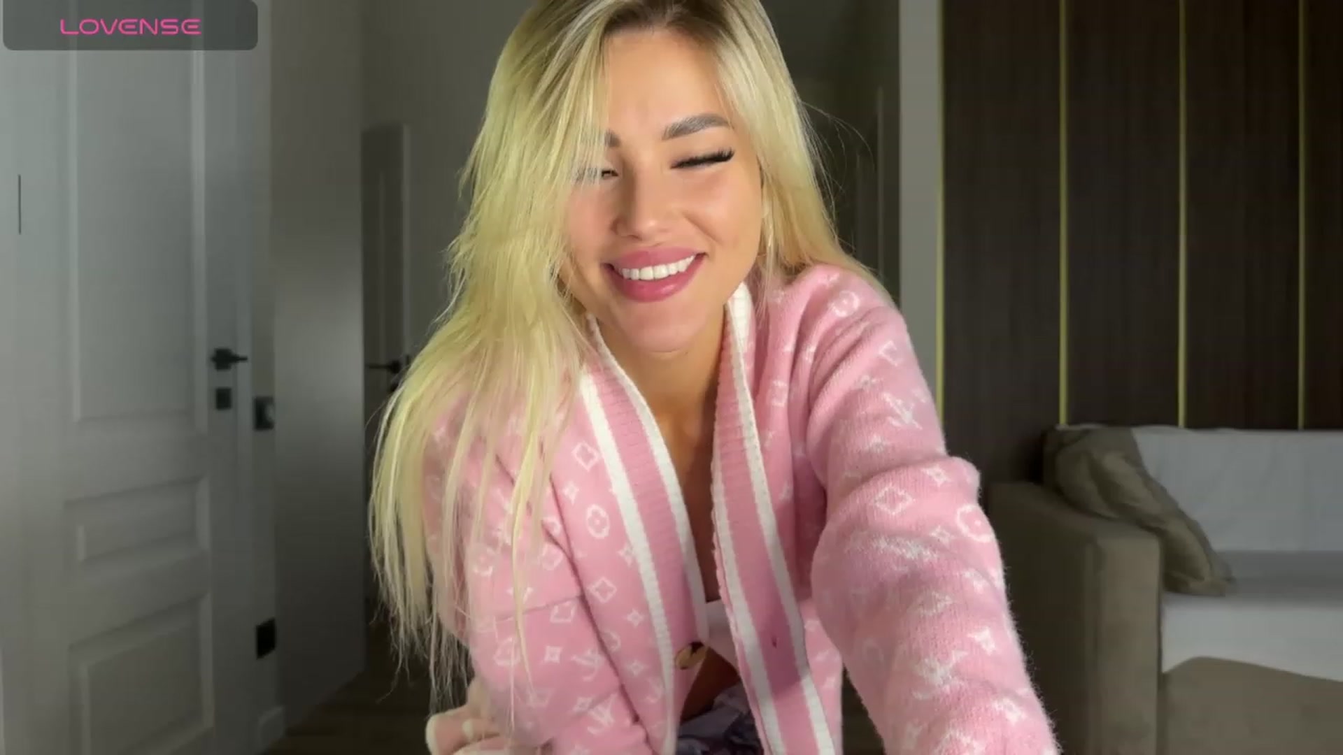 Gallery image thumbnail from Betty_xoxo's myfreecams stream on, 10/06/2023, 15:37 image 1 of 20
