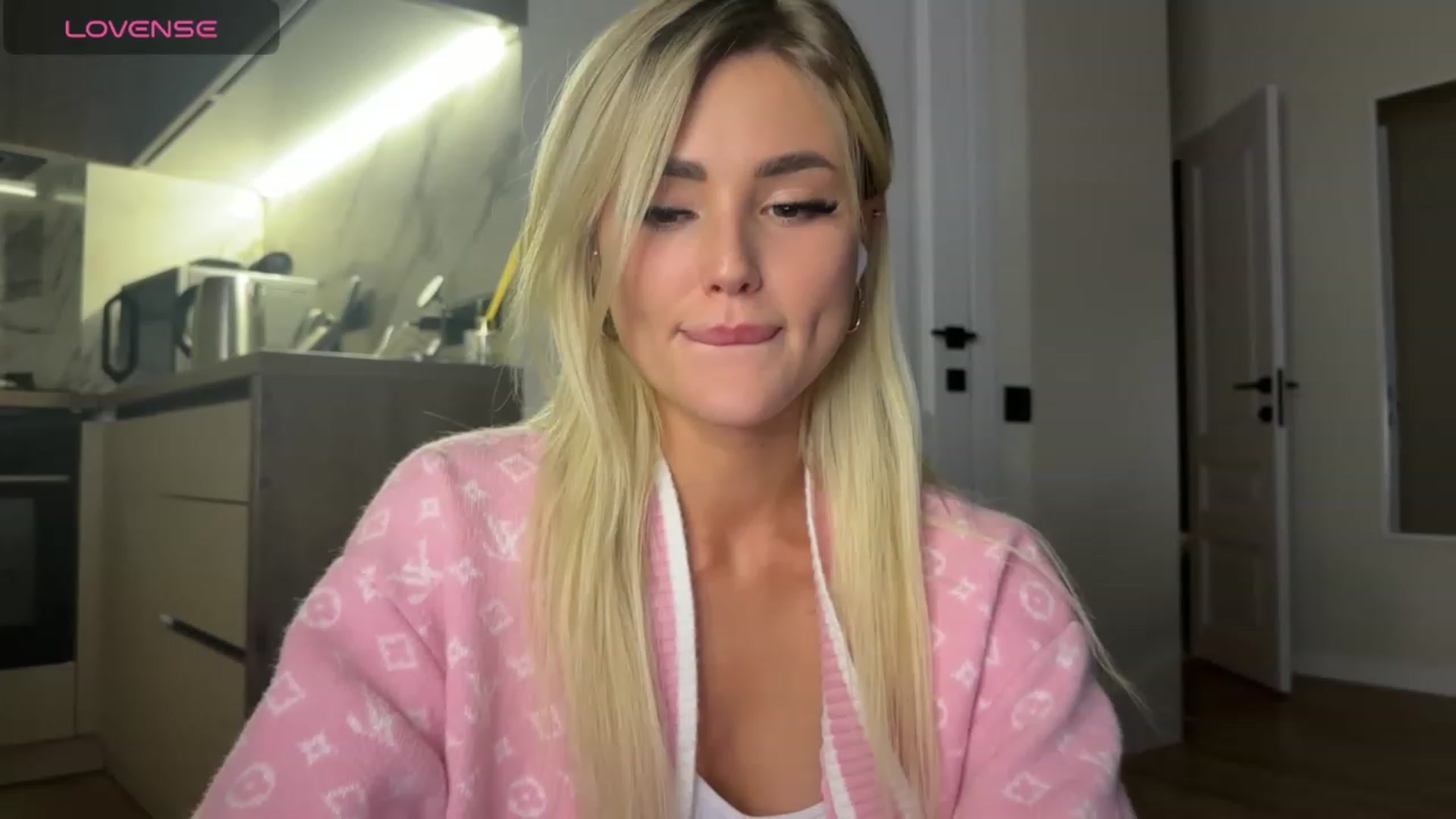 Gallery image thumbnail from Betty_xoxo's myfreecams stream on, 10/06/2023, 15:37 image 20 of 20