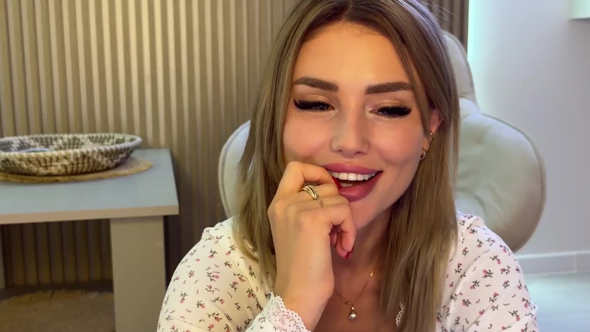 Gallery image thumbnail from Betty_xoxo's myfreecams stream on, 06/26/2025, 12:41 image 15 of 20