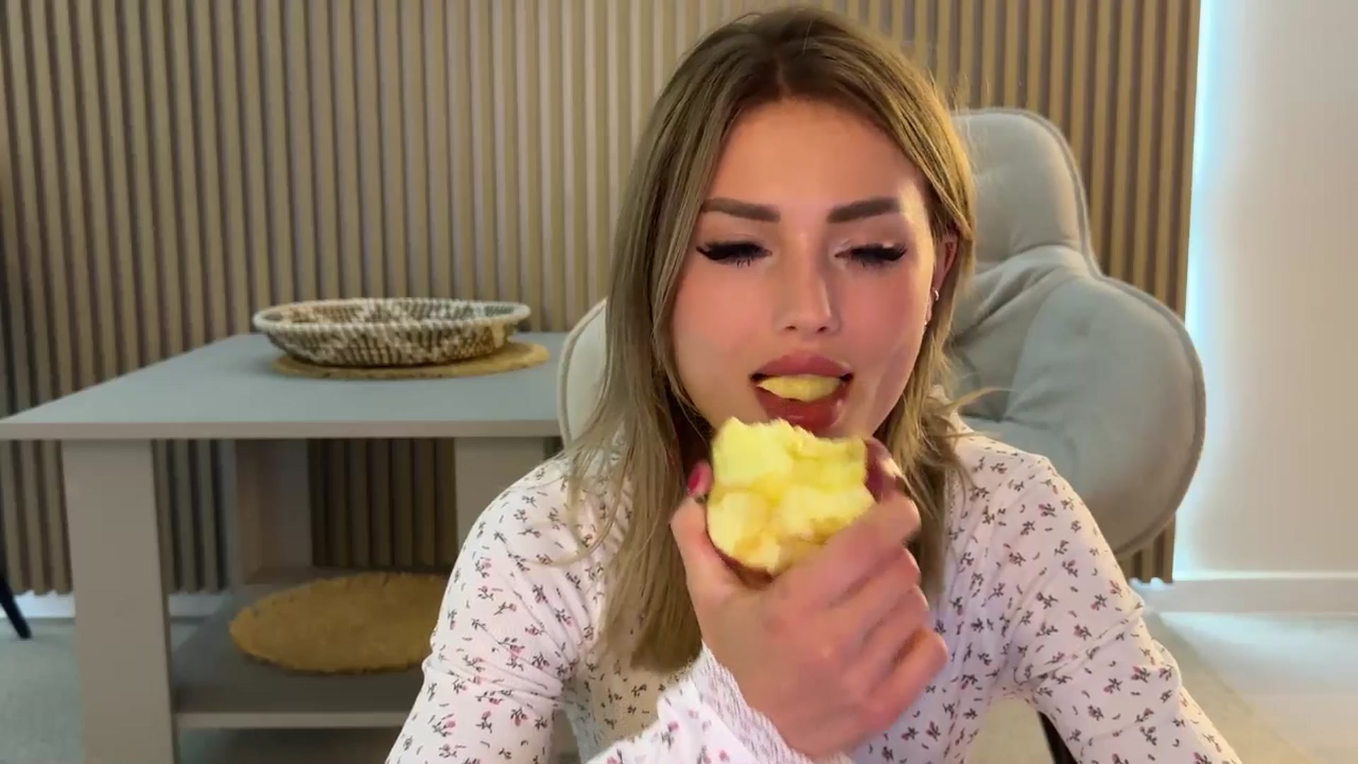 Gallery image thumbnail from Betty_xoxo's myfreecams stream on, 07/02/2025, 13:14 image 4 of 20