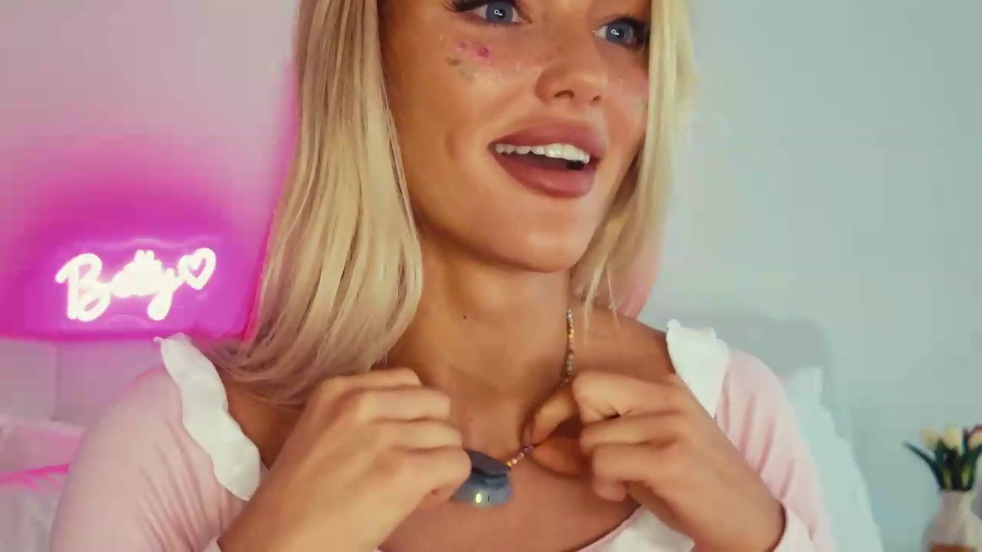 Gallery image thumbnail from Betty_xoxo's myfreecams stream on, 08/06/2026, 15:00 image 17 of 20