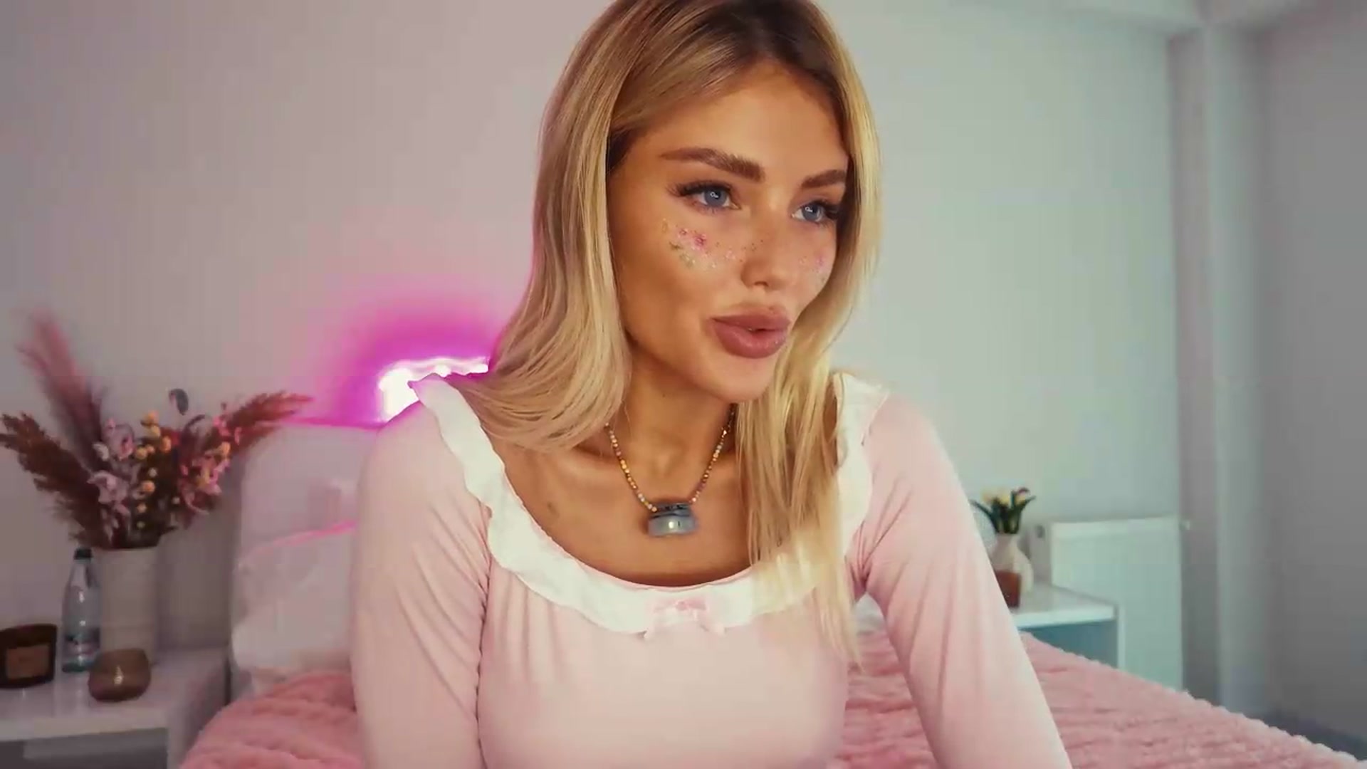 Gallery image thumbnail from Betty_xoxo's myfreecams stream on, 08/06/2026, 15:00 image 13 of 20