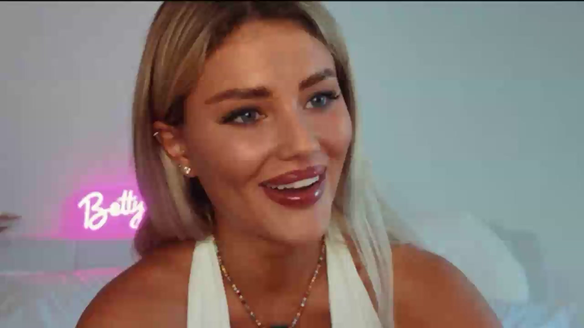 Gallery image thumbnail from Betty_xoxo's myfreecams stream on, 08/10/2026, 14:40 image 1 of 20