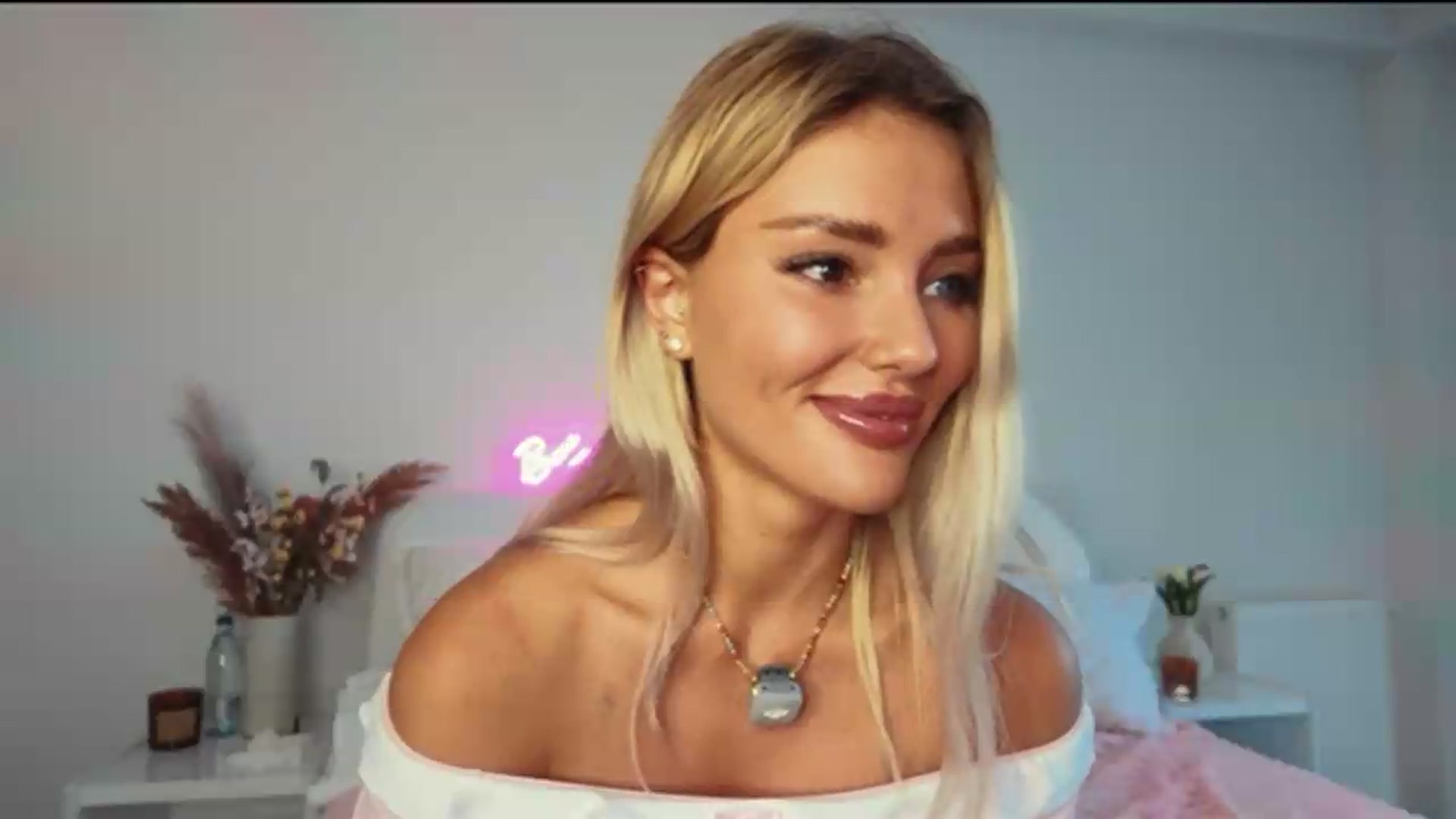 Gallery image thumbnail from Betty_xoxo's myfreecams stream on, 08/10/2026, 15:50 image 20 of 20