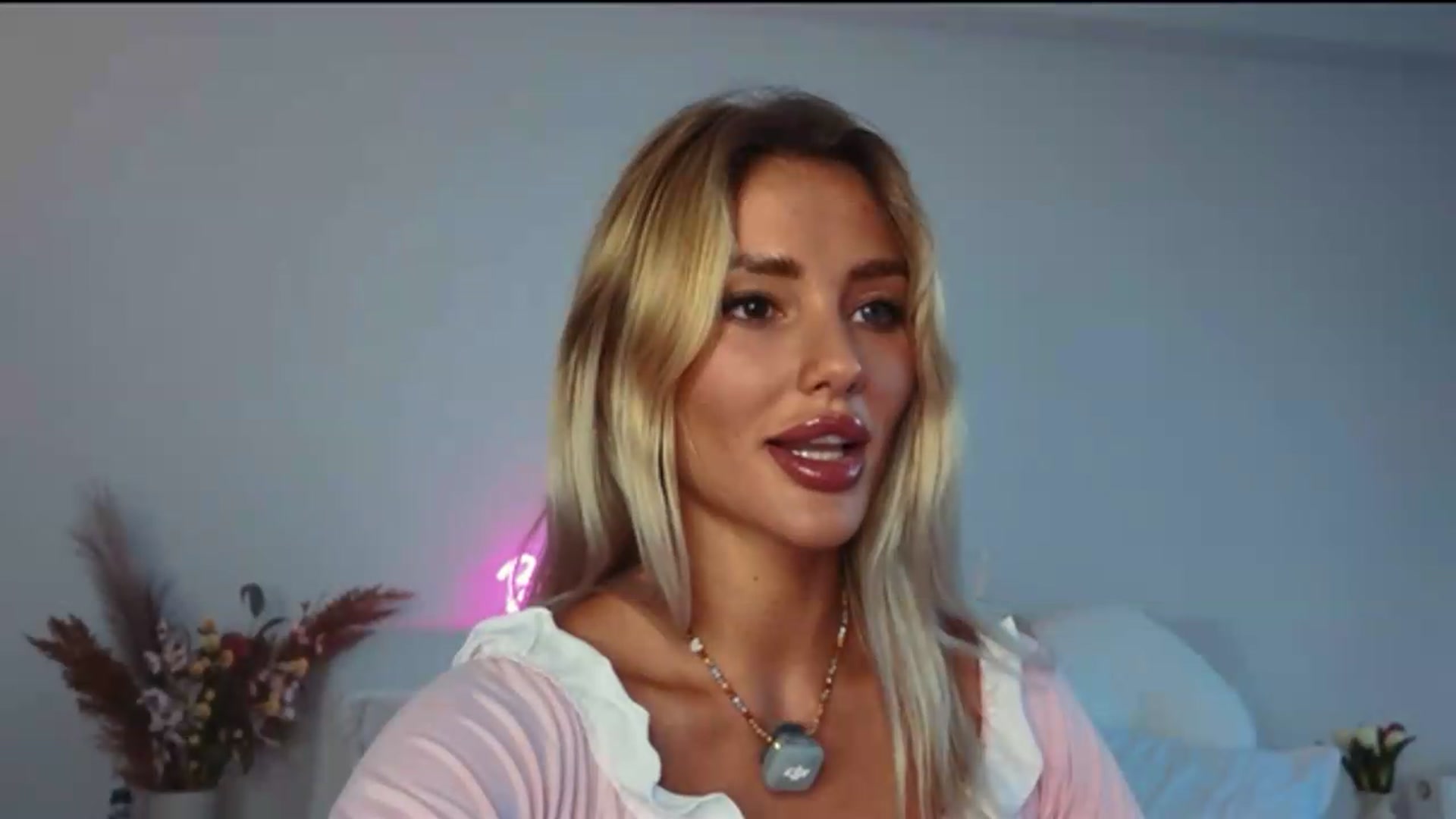 Gallery image thumbnail from Betty_xoxo's myfreecams stream on, 08/10/2026, 15:50 image 17 of 20