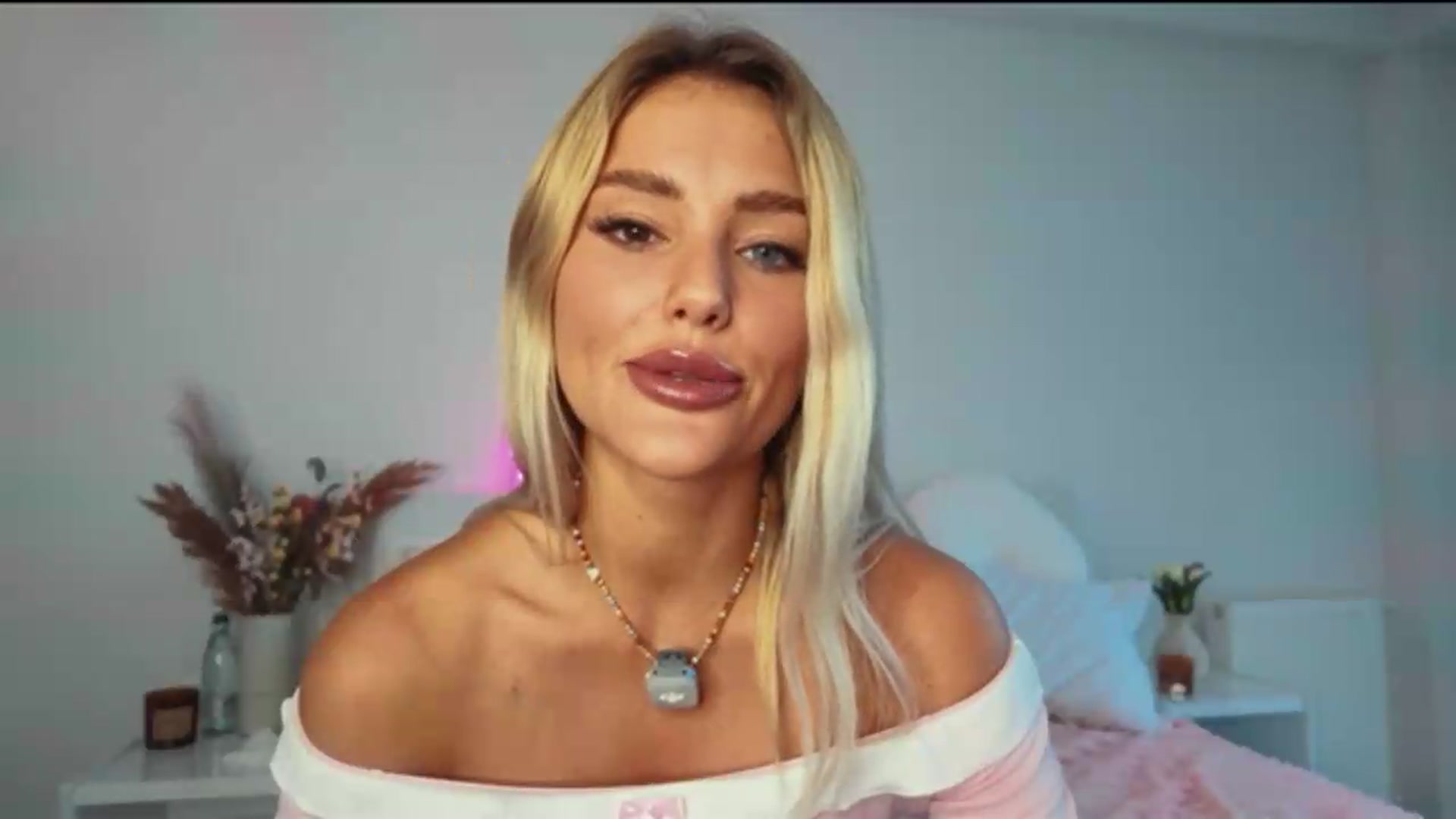 Gallery image thumbnail from Betty_xoxo's myfreecams stream on, 08/10/2026, 15:50 image 19 of 20