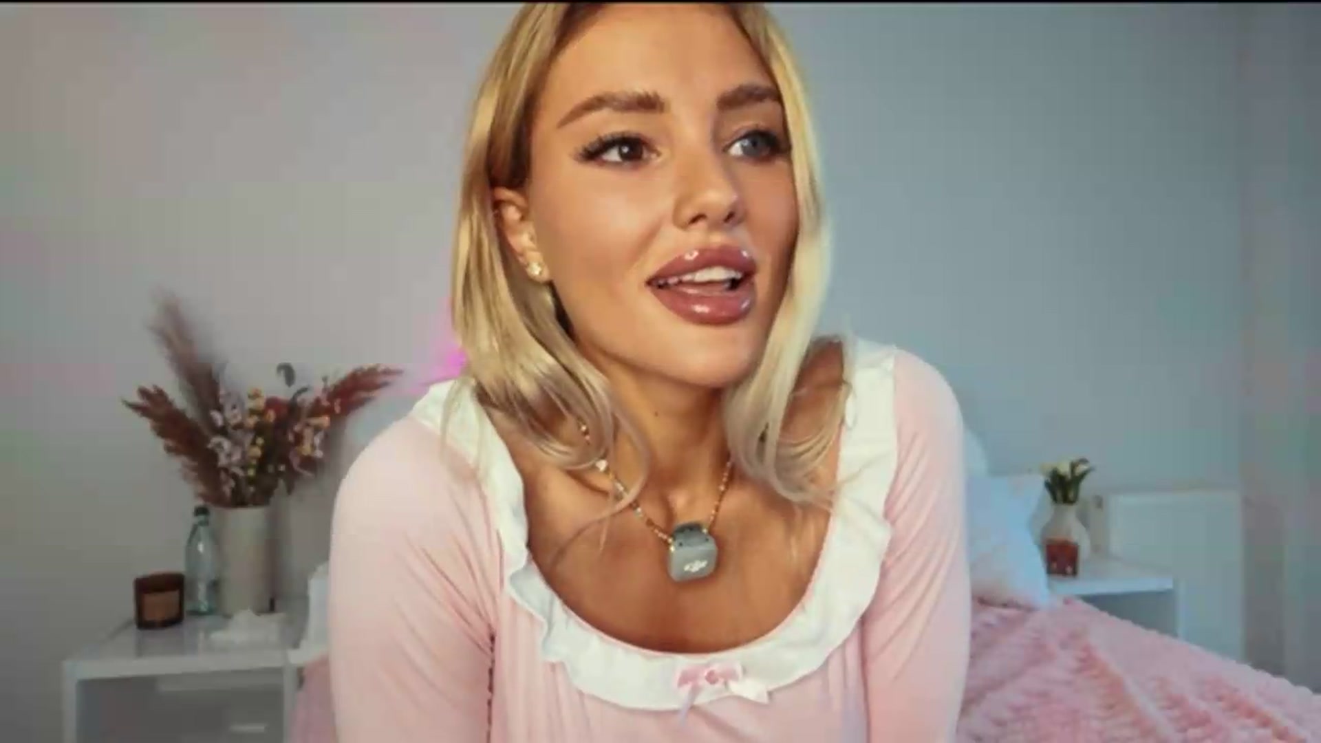 Gallery image thumbnail from Betty_xoxo's myfreecams stream on, 08/10/2026, 15:50 image 14 of 20