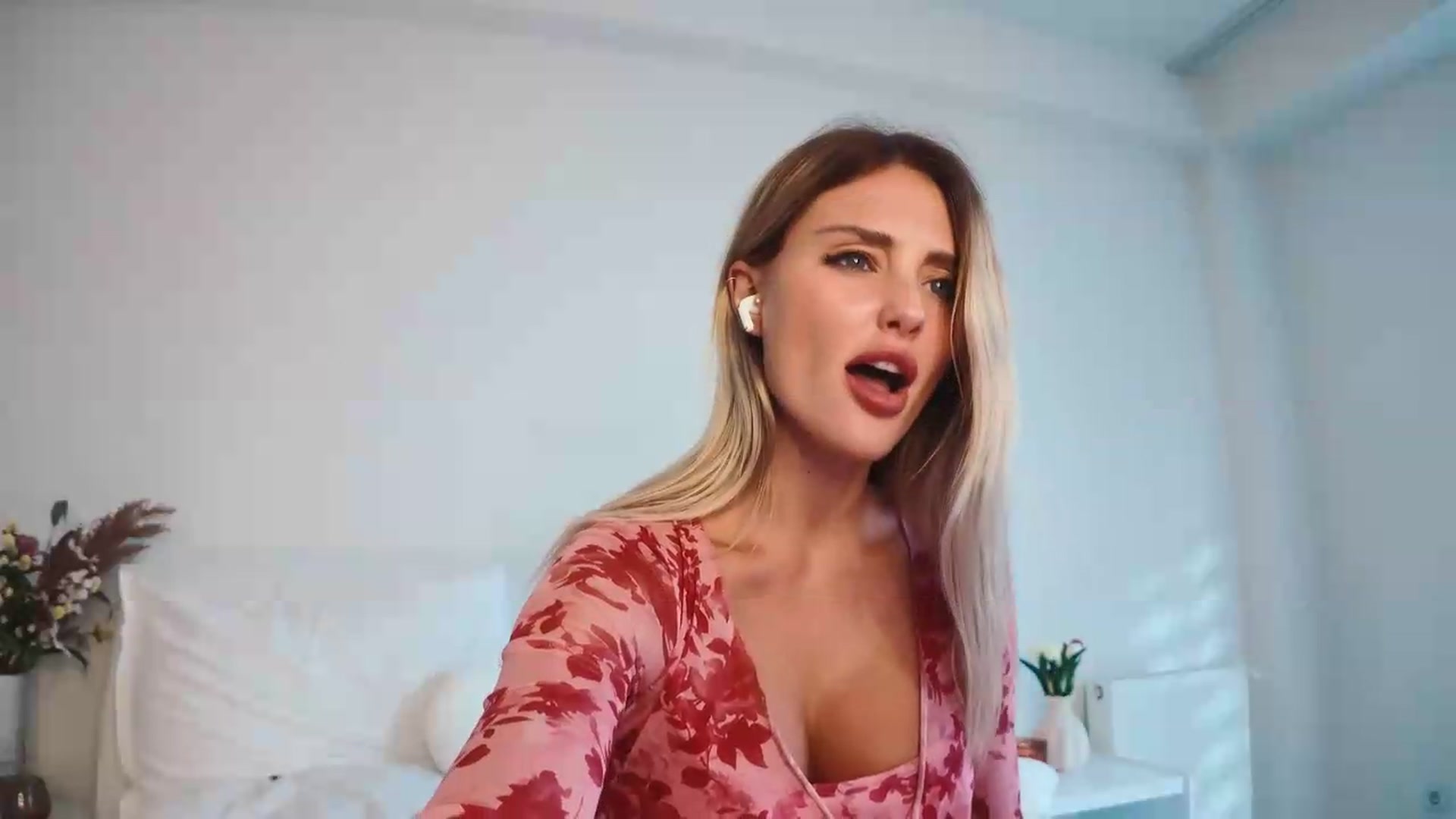 Gallery image thumbnail from Betty_xoxo's myfreecams stream on, 09/21/2026, 14:39 image 8 of 20