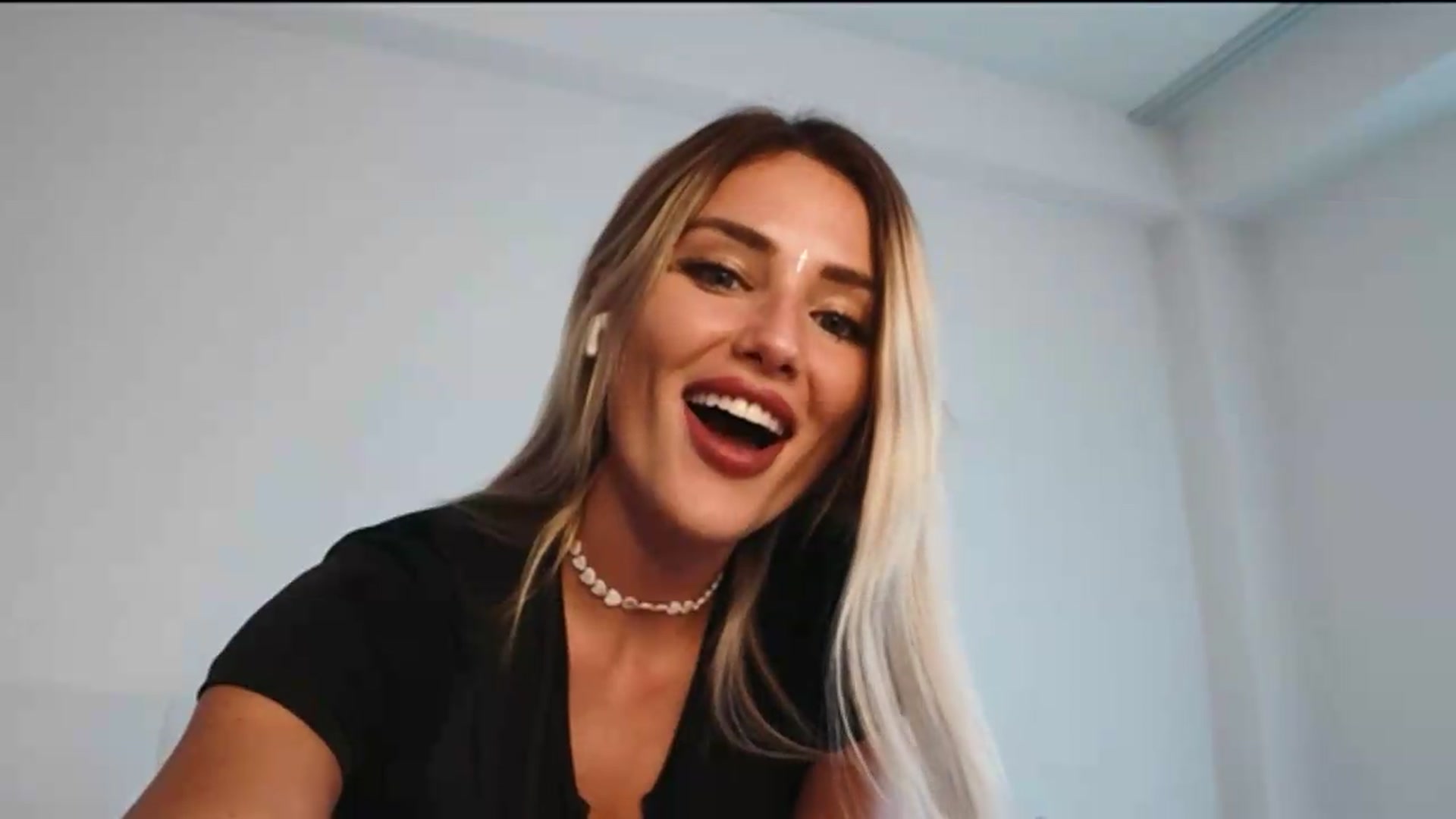 Gallery image thumbnail from Betty_xoxo's myfreecams stream on, 09/24/2026, 12:52 image 4 of 20