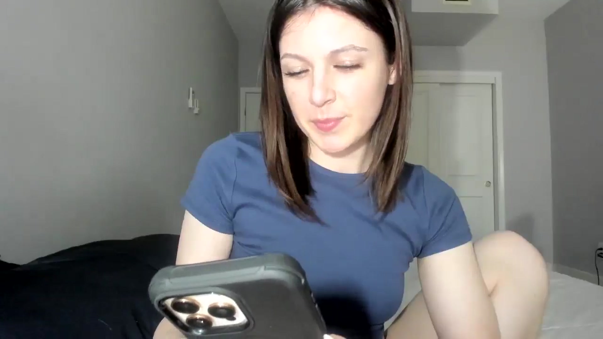 Gallery image thumbnail from Bharbiedoll's myfreecams stream on, 04/14/2026, 24:33 image 15 of 20