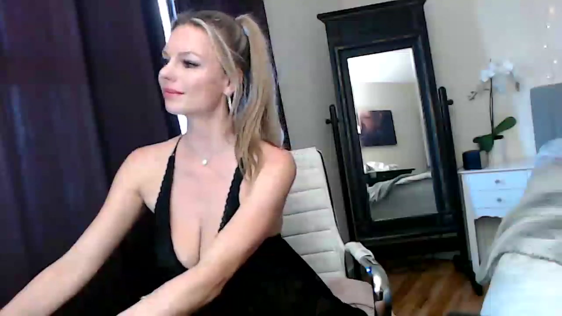 Gallery image thumbnail from BiancaBloom's myfreecams stream on, 11/24/2022, 19:29 image 6 of 20