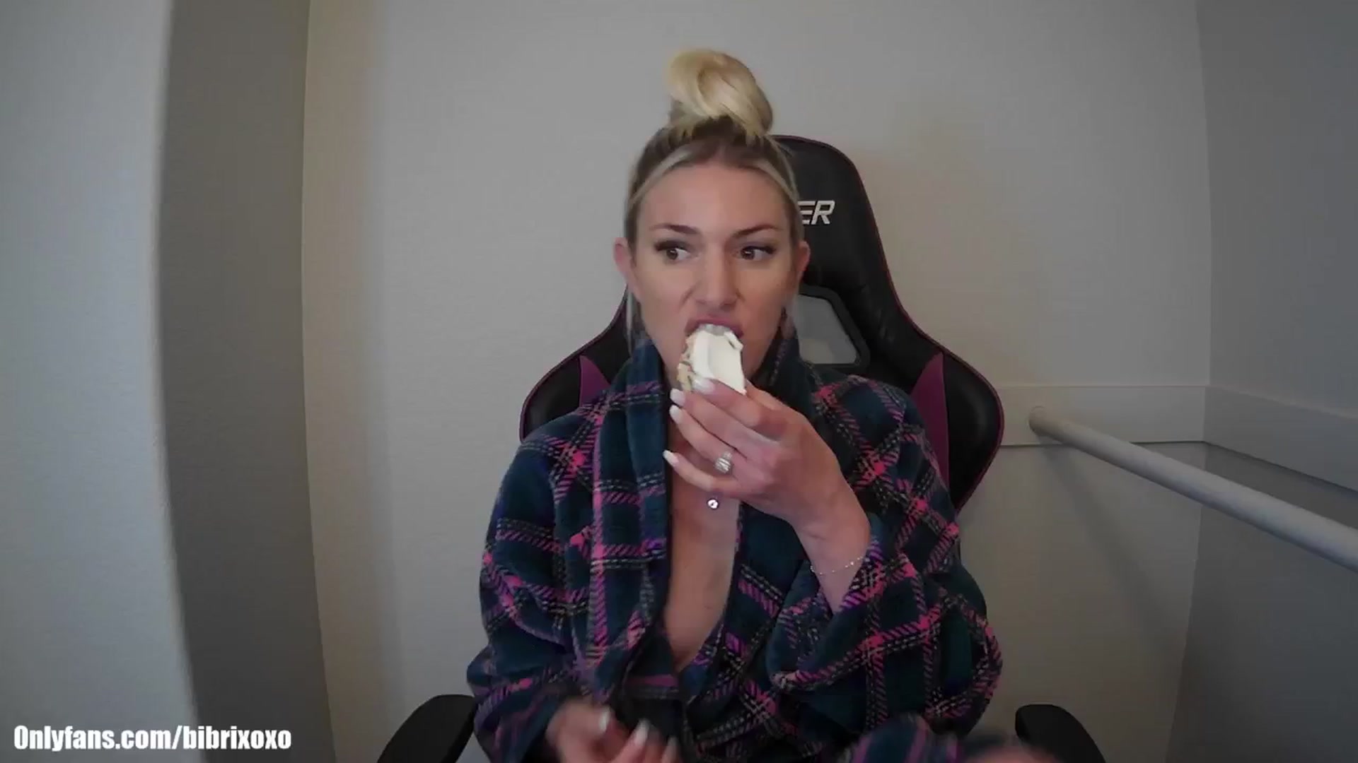 Gallery image thumbnail from Bibrixoxo's myfreecams stream on, 04/26/2024, 20:10 image 18 of 20
