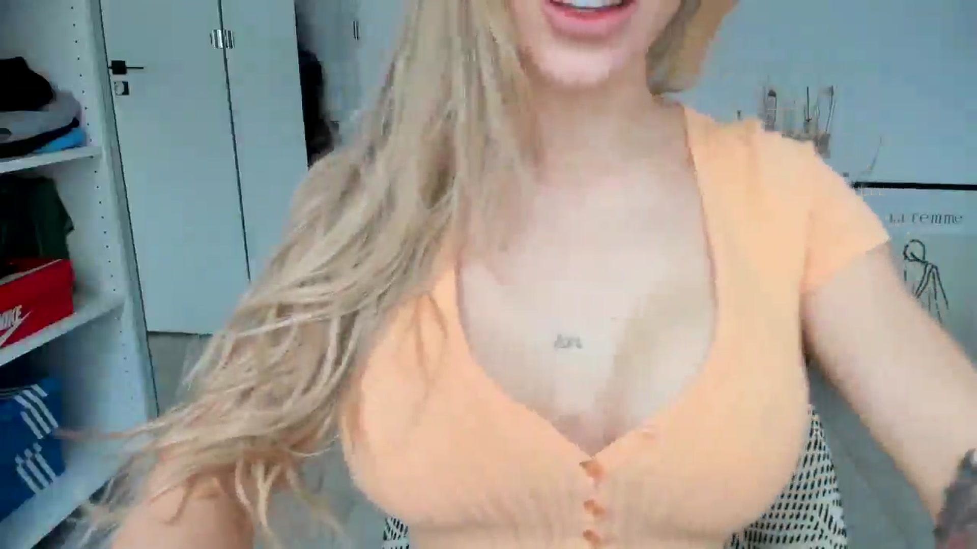 Gallery image thumbnail from Bigbootybabe's myfreecams stream on, 12/20/2024, 13:39 image 3 of 20