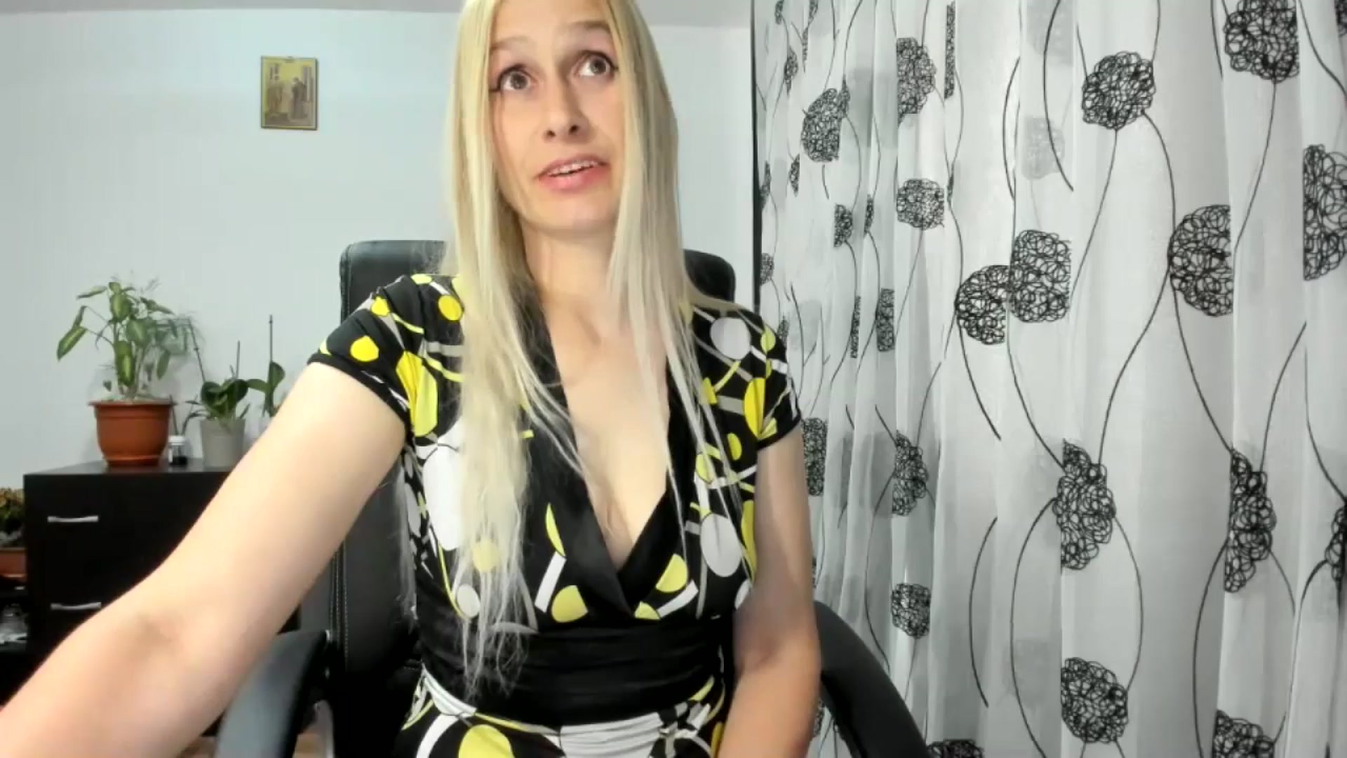 Gallery image thumbnail from Biglabia's myfreecams stream on, 05/27/2024, 08:08 image 18 of 20