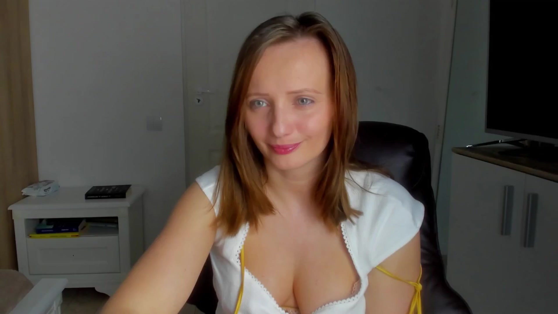 Gallery image thumbnail from Birdie_K's myfreecams stream on, 04/05/2025, 18:23 image 15 of 20