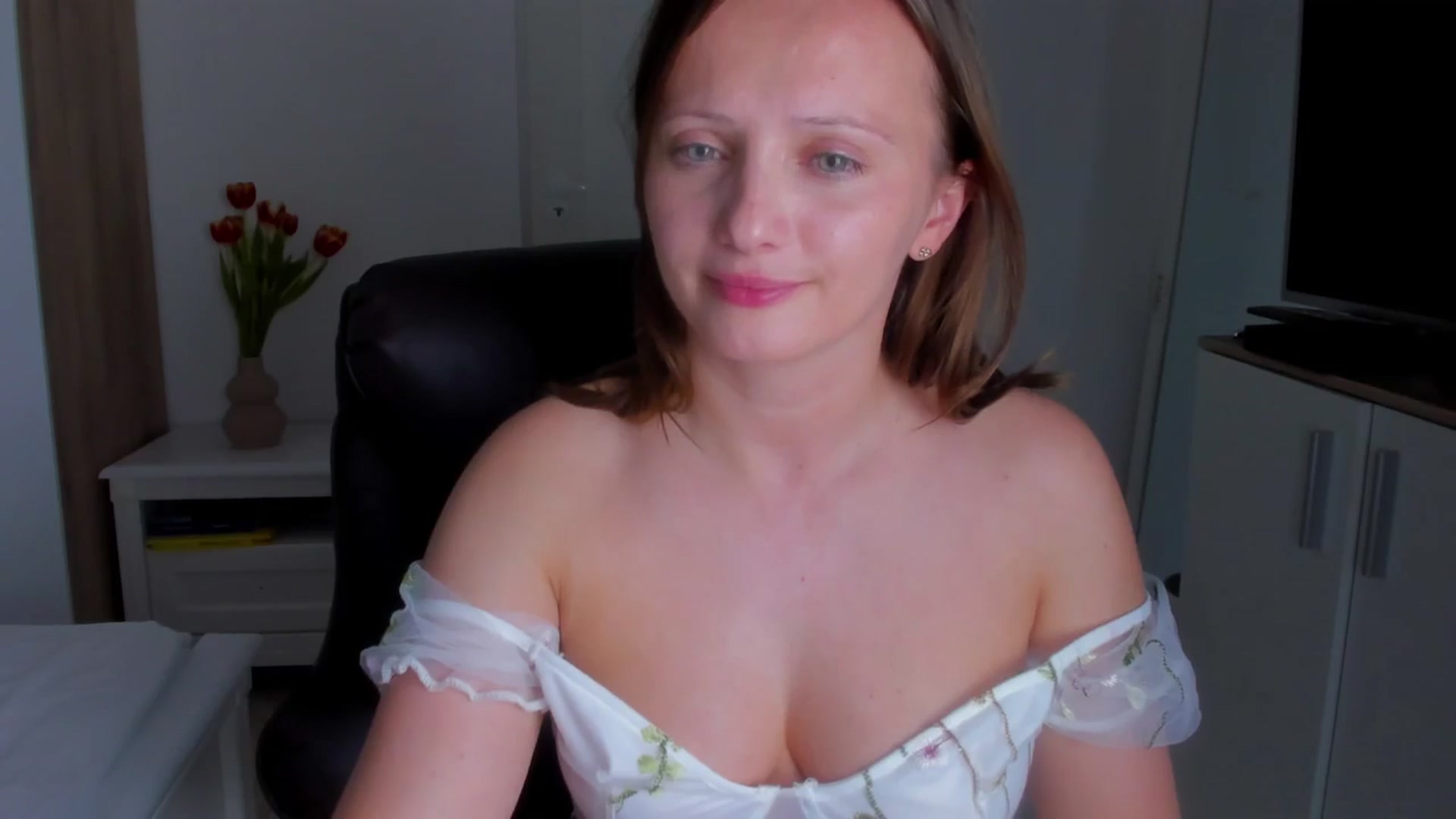 Gallery image thumbnail from Birdie_K's myfreecams stream on, 04/21/2025, 17:38 image 14 of 20