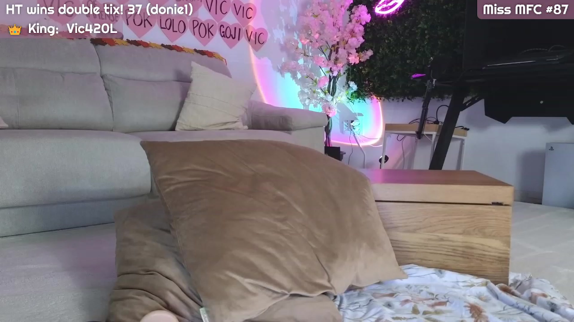 Gallery image thumbnail from BirthdayBB's myfreecams stream on, 10/18/2023, 05:21 image 5 of 20