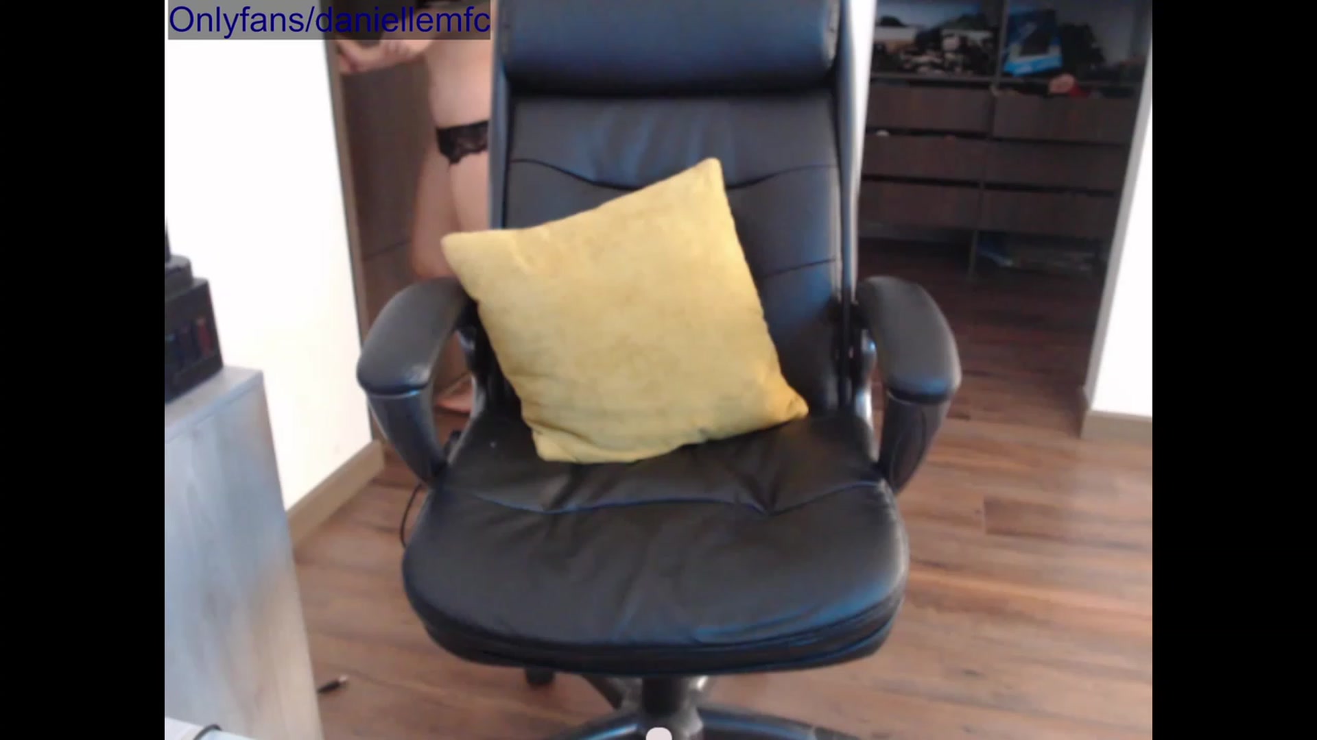 Gallery image thumbnail from BirthdayDani's myfreecams stream on, 04/17/2023, 19:09 image 16 of 20