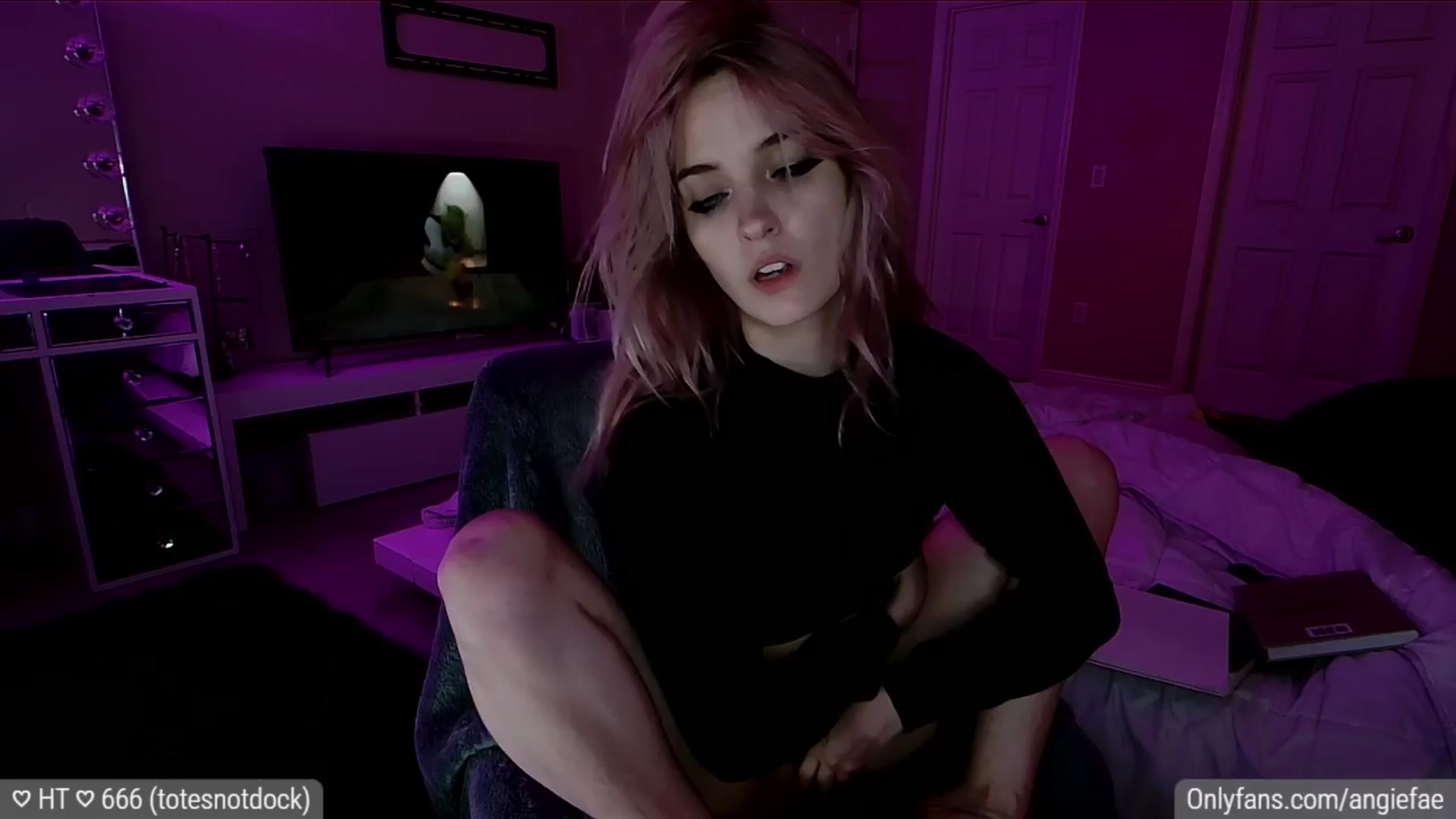 Gallery image thumbnail from BirthdayFae's myfreecams stream on, 04/12/2024, 08:31 image 20 of 20