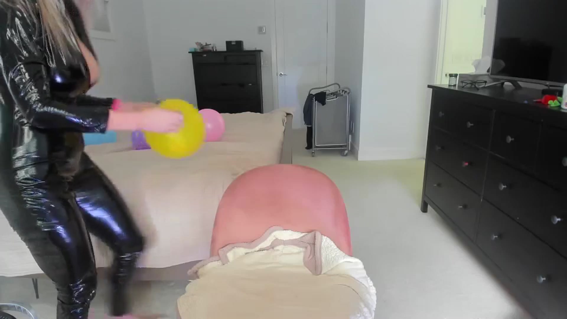 Gallery image thumbnail from BirthdayKym's myfreecams stream on, 05/21/2024, 21:17 image 19 of 20
