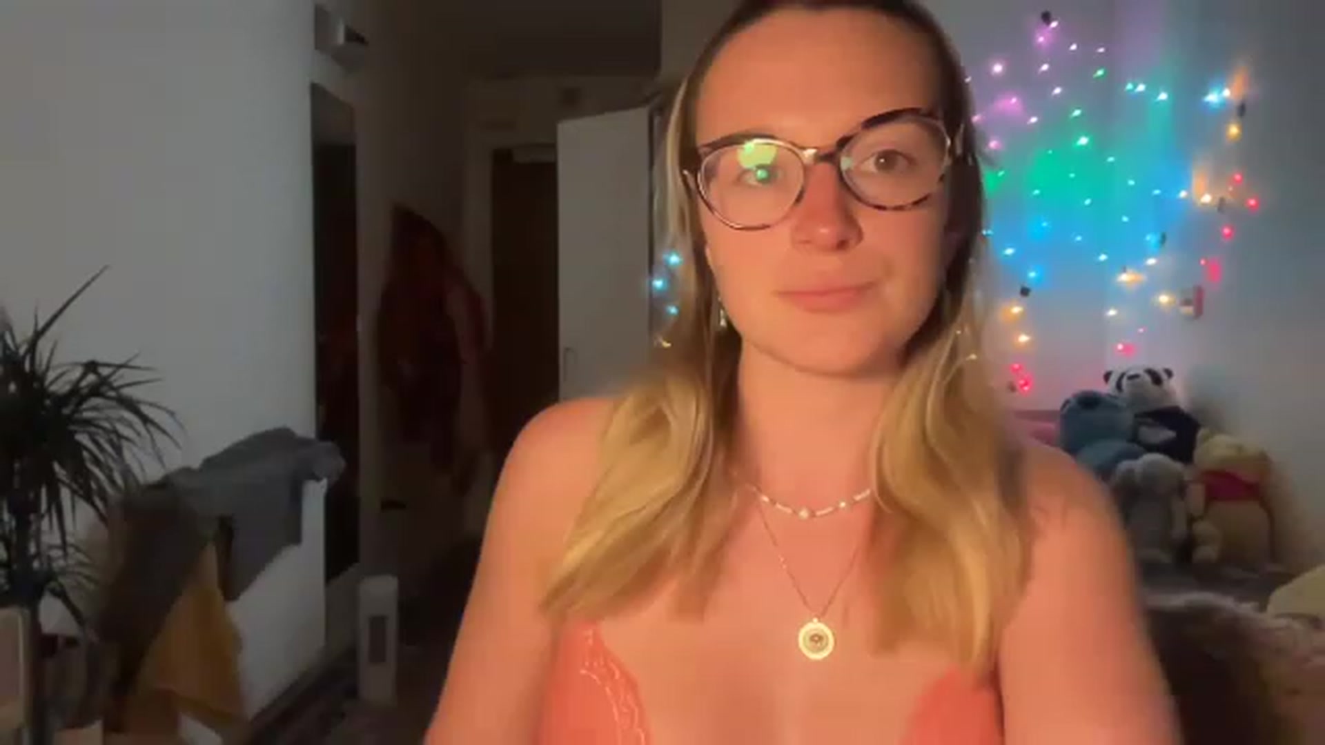 Gallery image thumbnail from BirthdayRosie's myfreecams stream on, 05/03/2023, 21:42 image 2 of 20