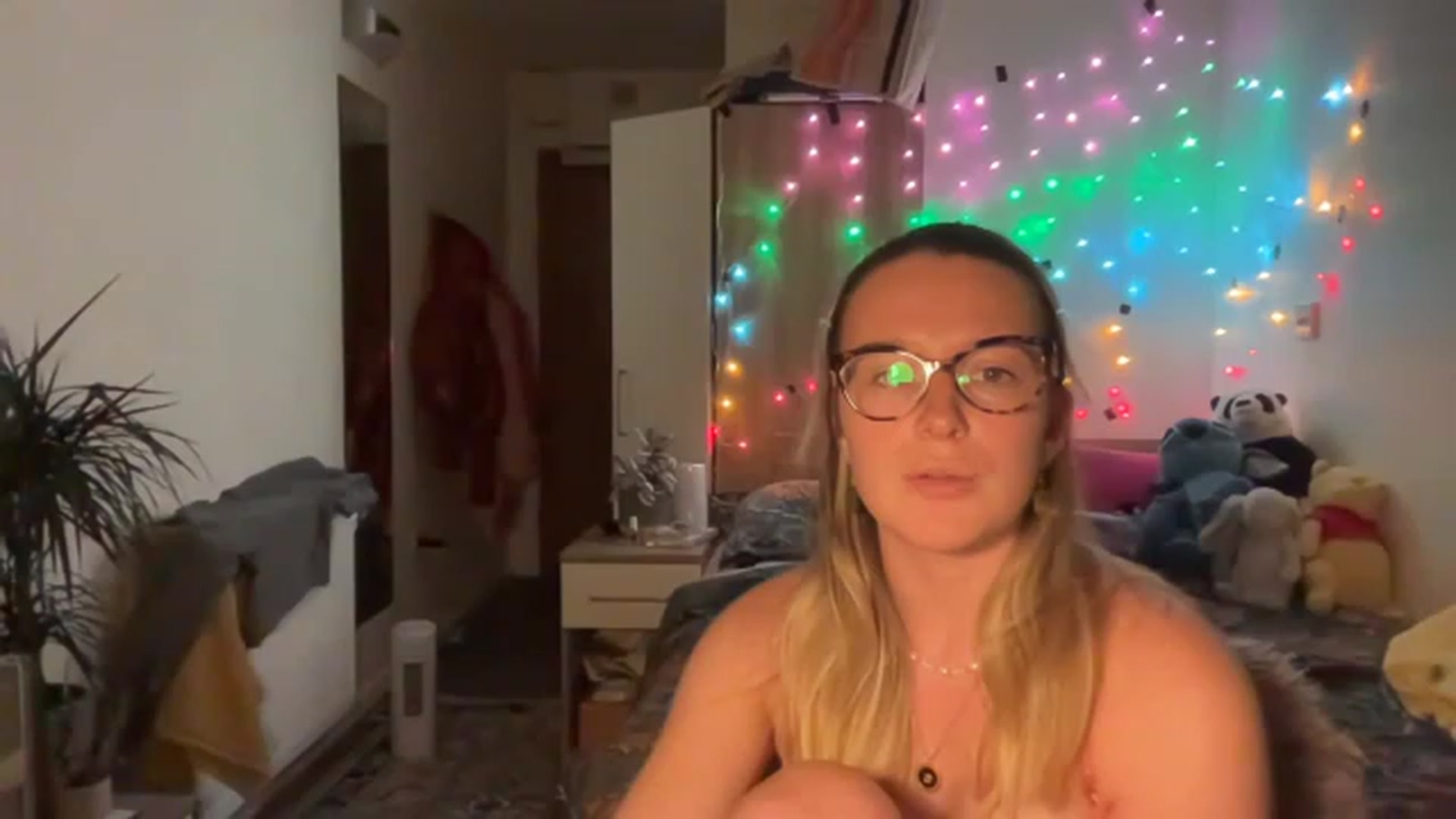 Gallery image thumbnail from BirthdayRosie's myfreecams stream on, 05/03/2023, 21:42 image 18 of 20