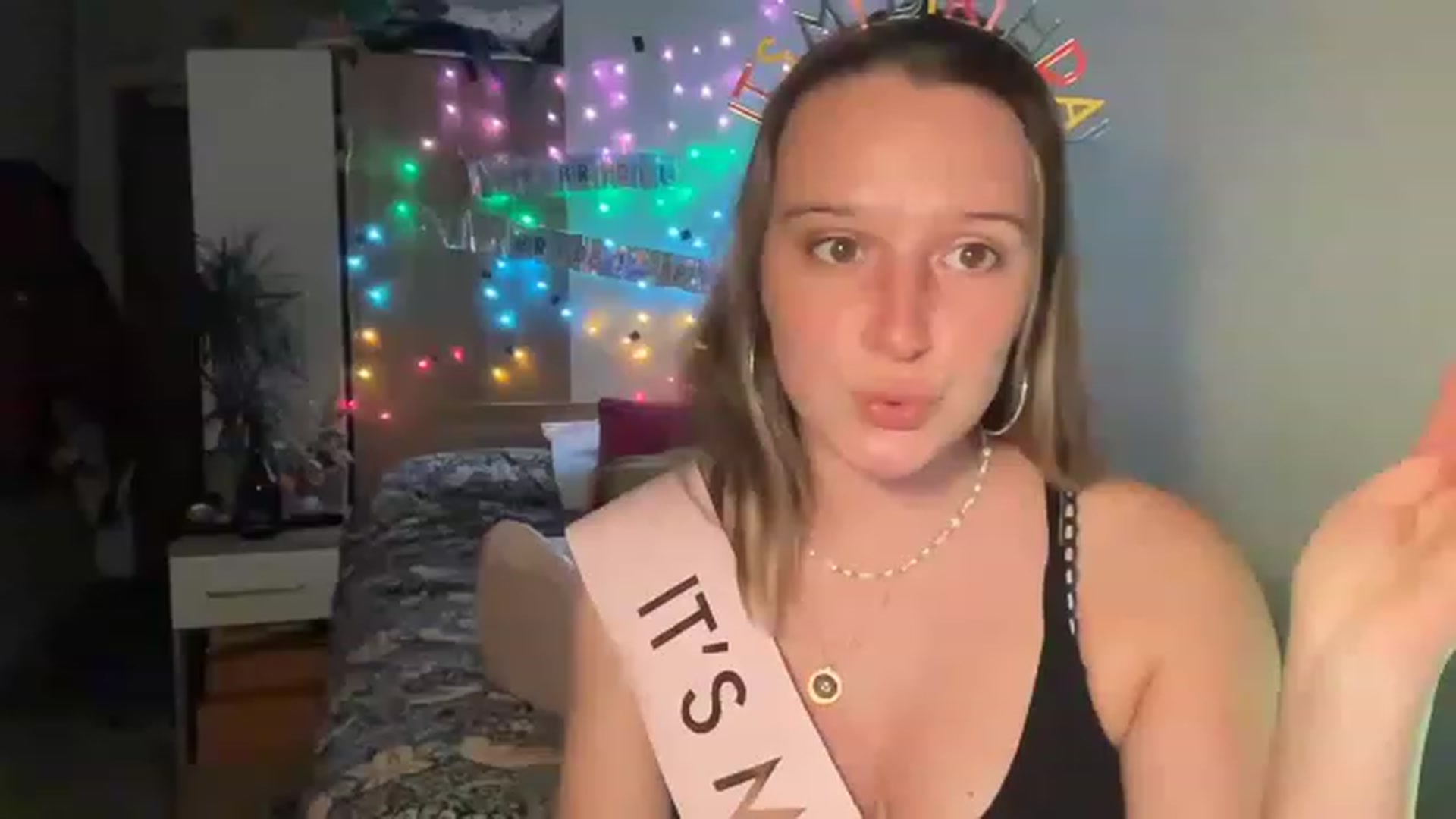 Gallery image thumbnail from BirthdayRosie's myfreecams stream on, 05/15/2023, 20:20 image 4 of 20