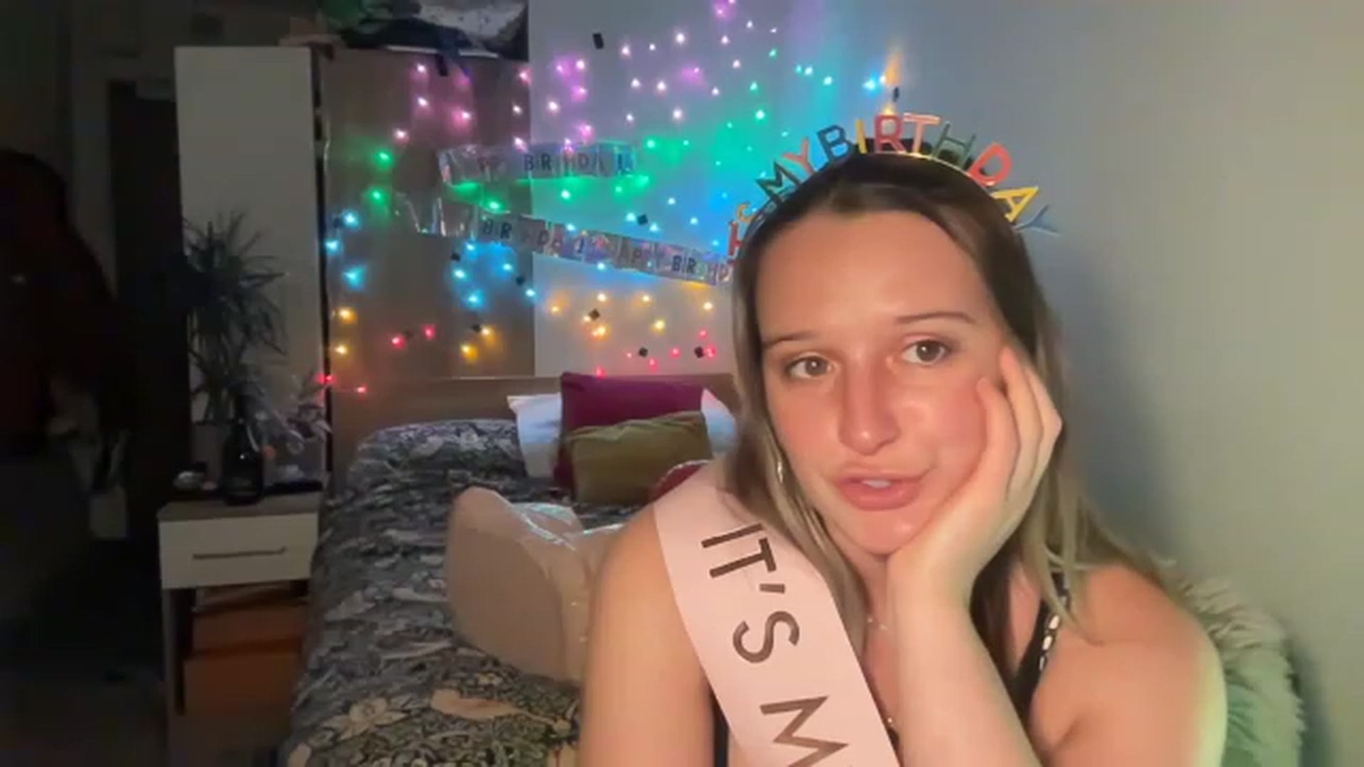Gallery image thumbnail from BirthdayRosie's myfreecams stream on, 05/15/2023, 20:20 image 7 of 20