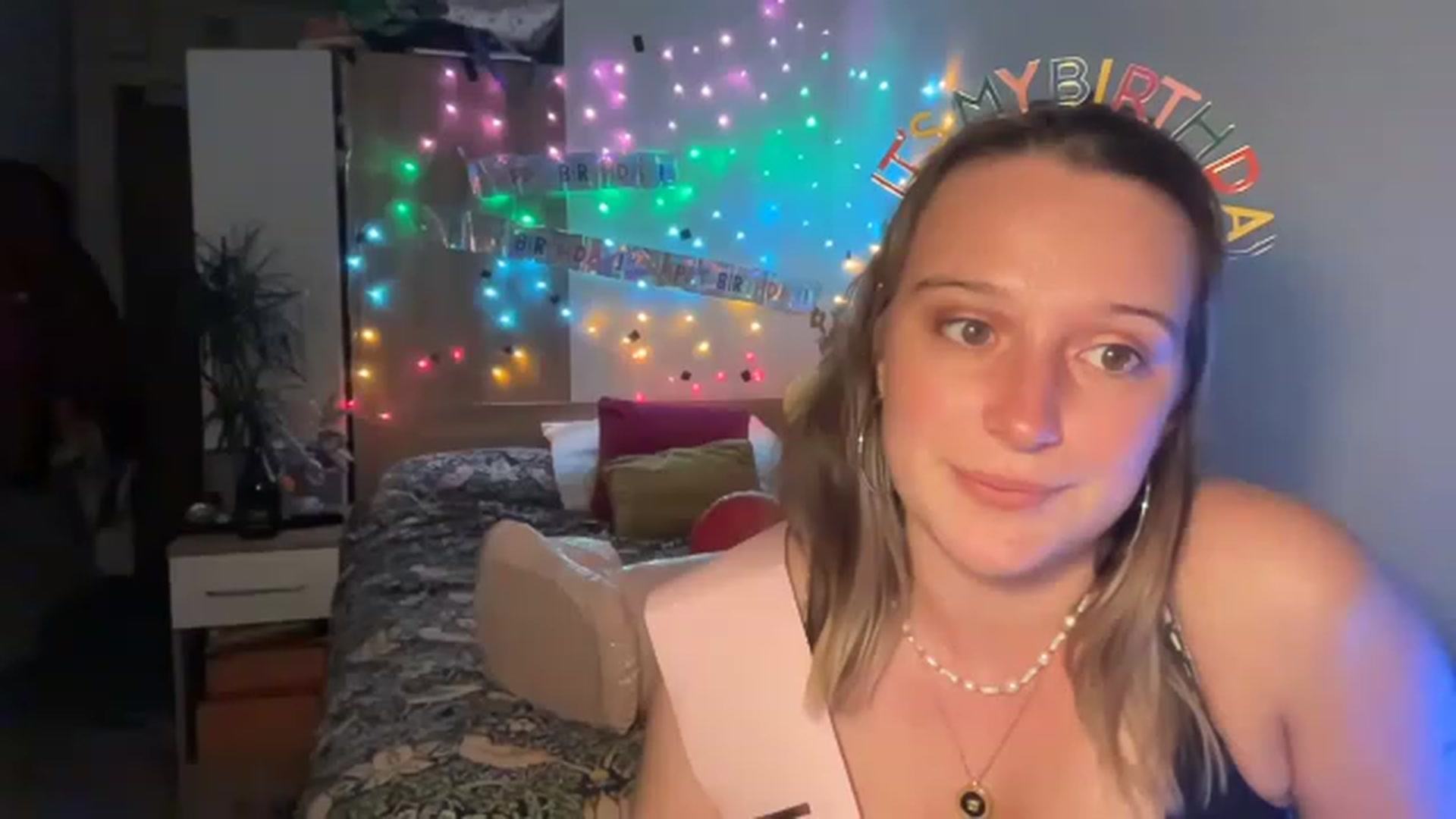 Gallery image thumbnail from BirthdayRosie's myfreecams stream on, 05/15/2023, 20:20 image 3 of 20