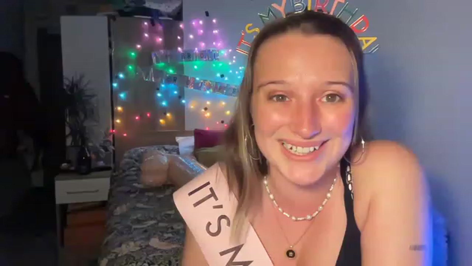 Gallery image thumbnail from BirthdayRosie's myfreecams stream on, 05/15/2023, 20:20 image 12 of 20
