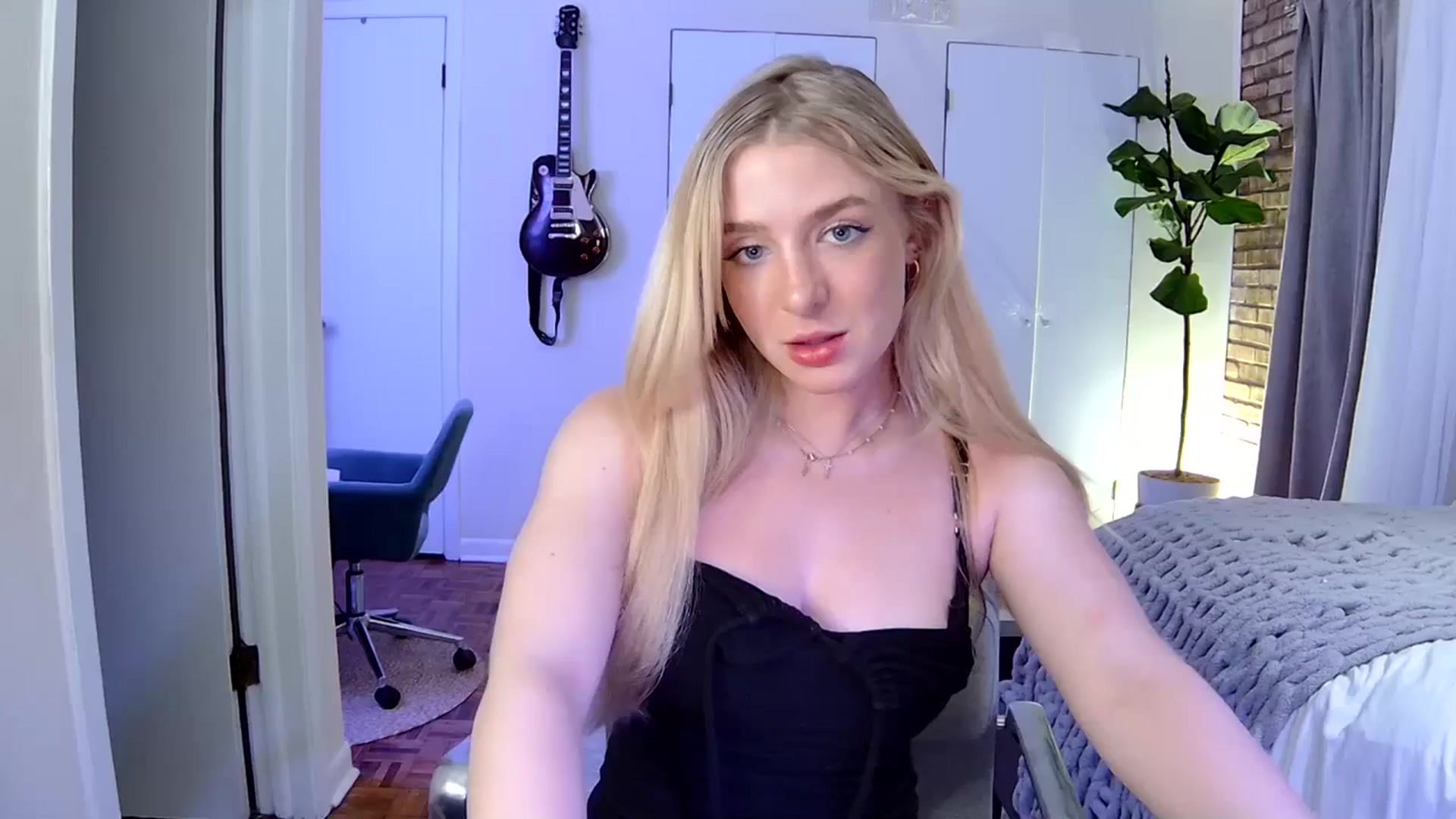 Gallery image thumbnail from BirthdaySky's myfreecams stream on, 05/11/2024, 06:31 image 1 of 20