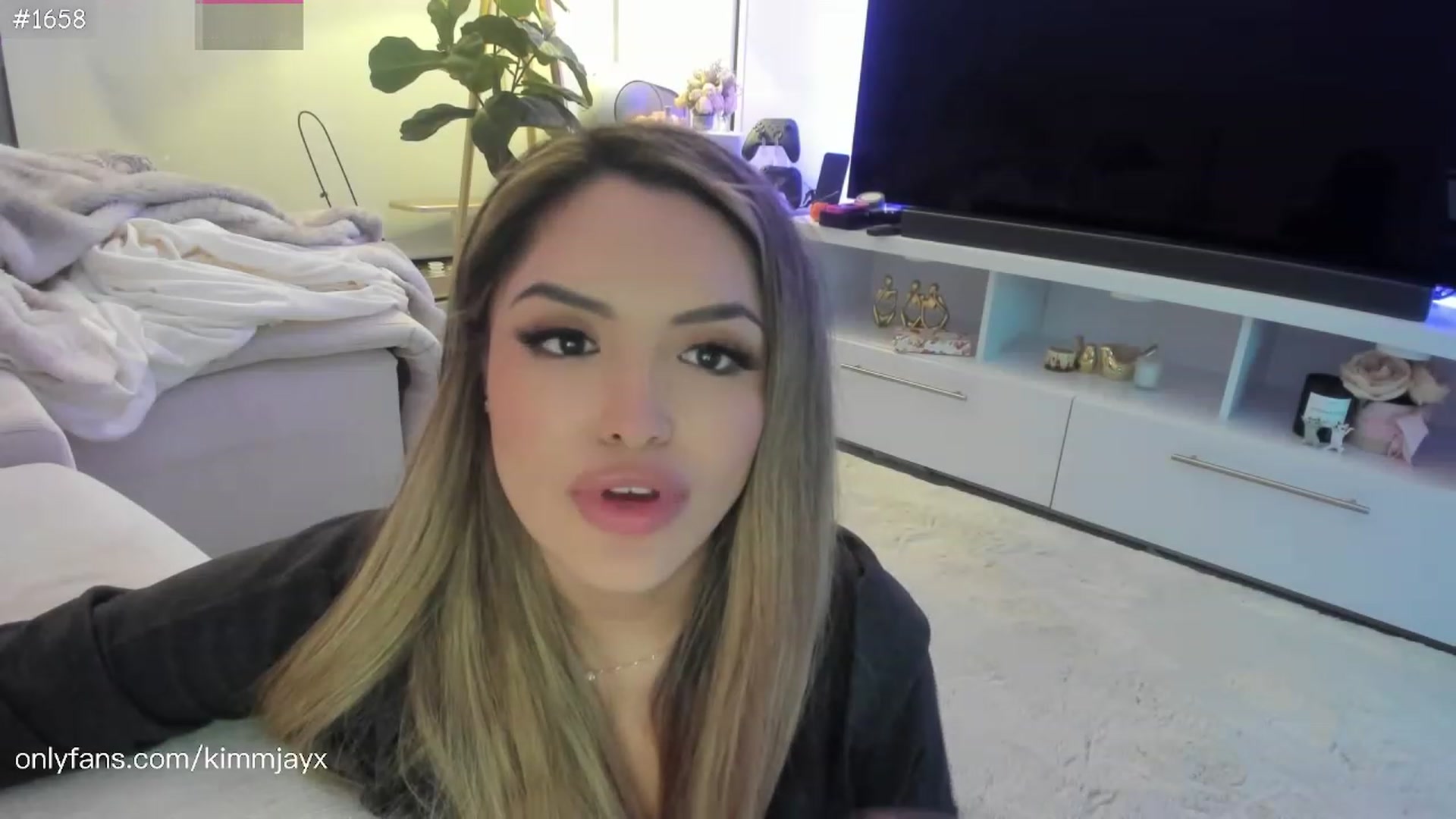 Gallery image thumbnail from Birthdaykimm's myfreecams stream on, 01/30/2023, 05:27 image 16 of 20