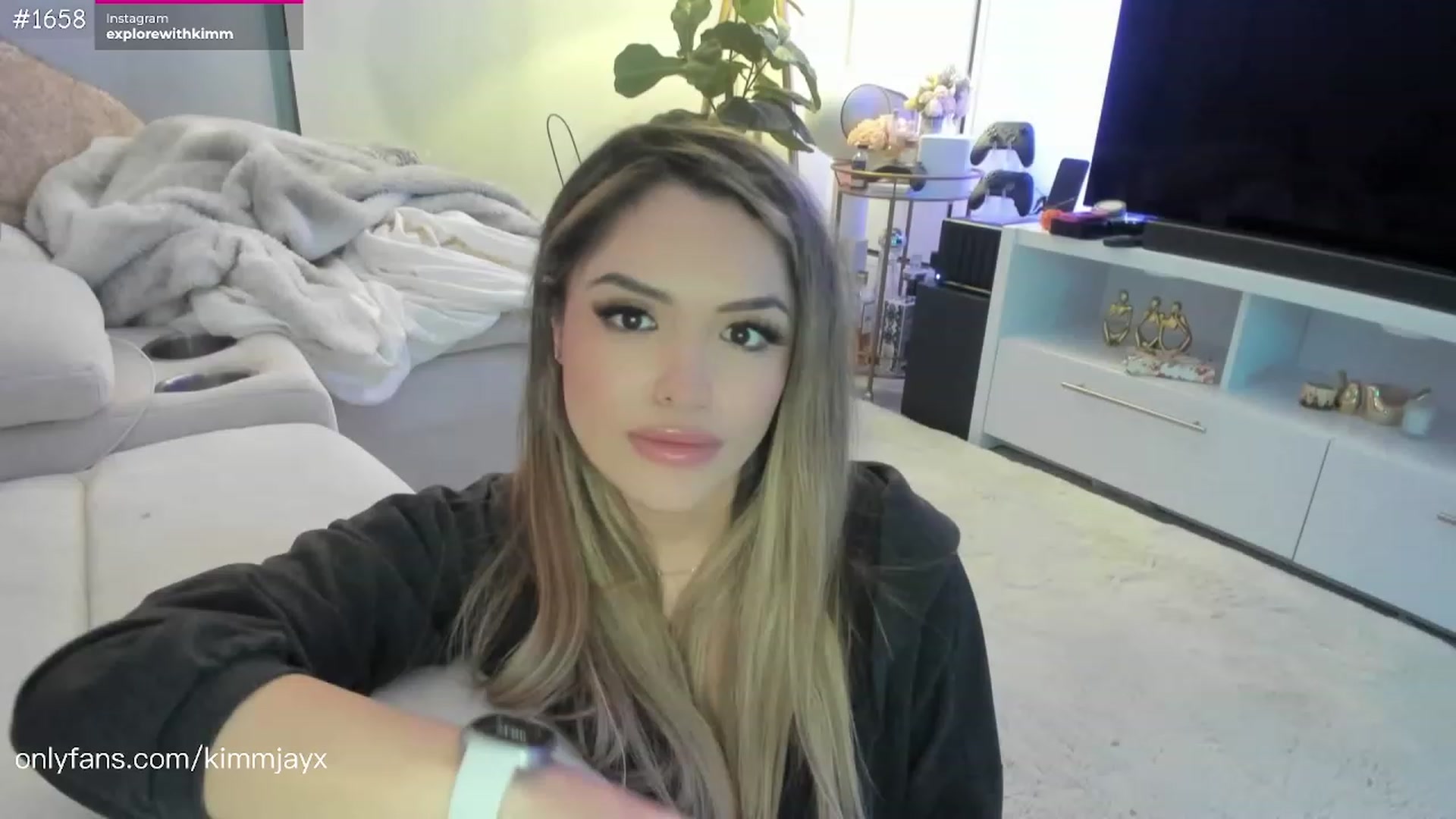 Gallery image thumbnail from Birthdaykimm's myfreecams stream on, 01/30/2023, 05:27 image 17 of 20