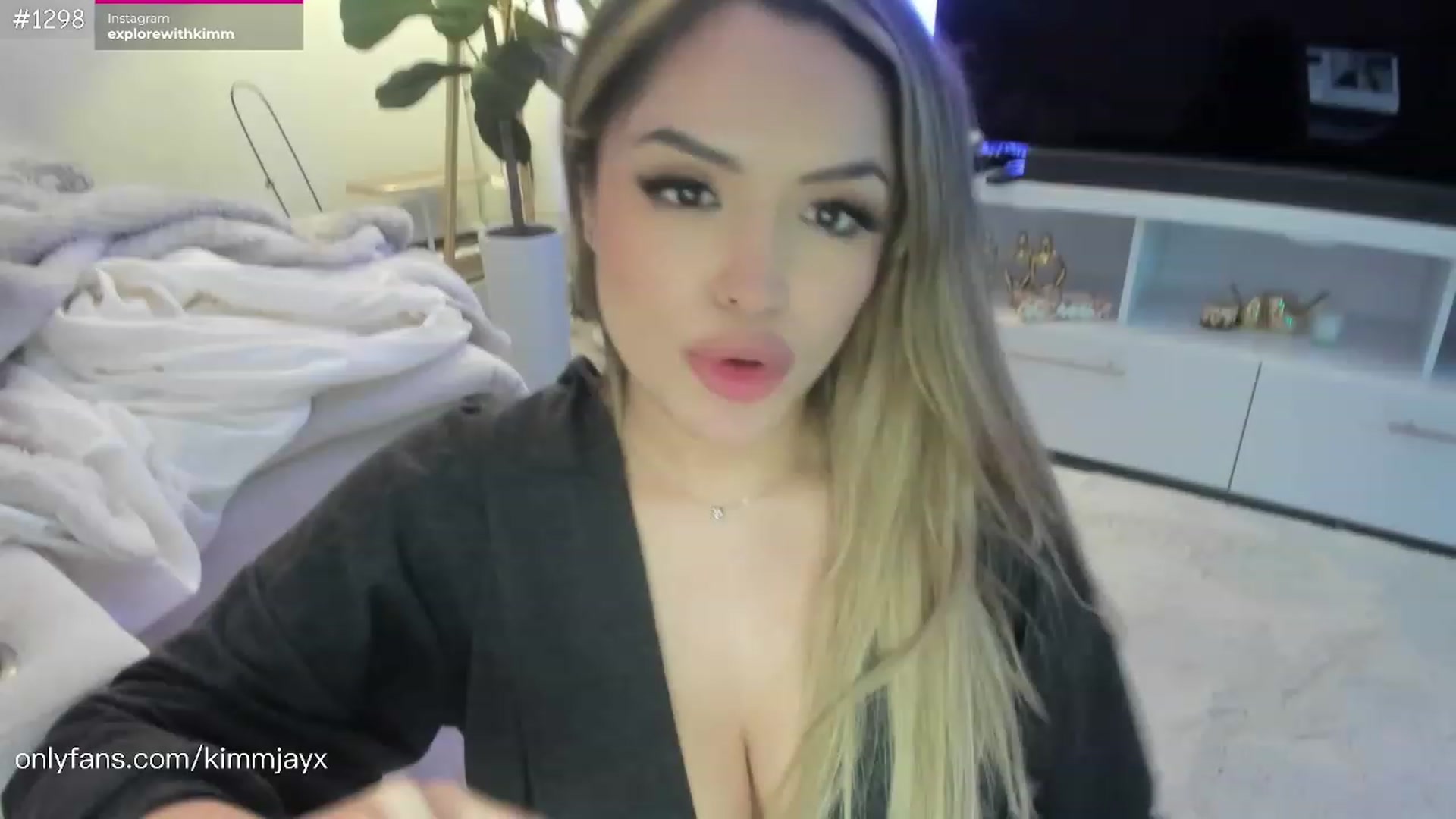 Gallery image thumbnail from Birthdaykimm's myfreecams stream on, 01/30/2023, 07:29 image 14 of 20