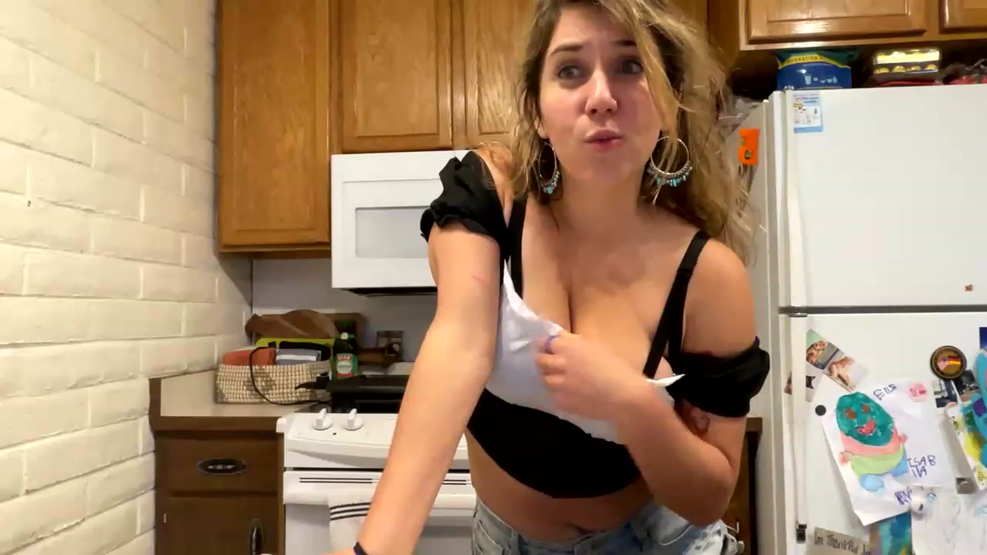 Gallery image thumbnail from BitchinBeth's myfreecams stream on, 03/06/2023, 18:01 image 9 of 20