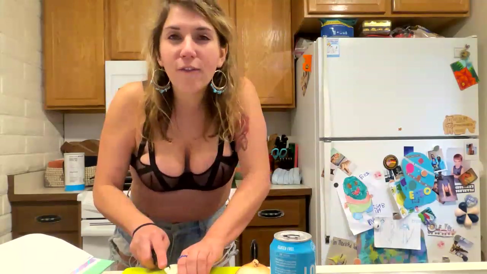 Gallery image thumbnail from BitchinBeth's myfreecams stream on, 03/06/2023, 19:25 image 9 of 20
