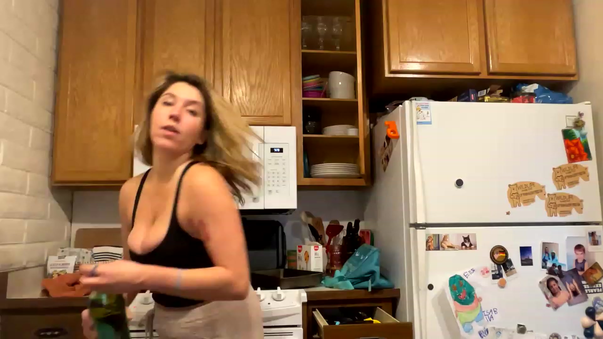 Gallery image thumbnail from BitchinBeth's myfreecams stream on, 03/12/2023, 17:44 image 9 of 20