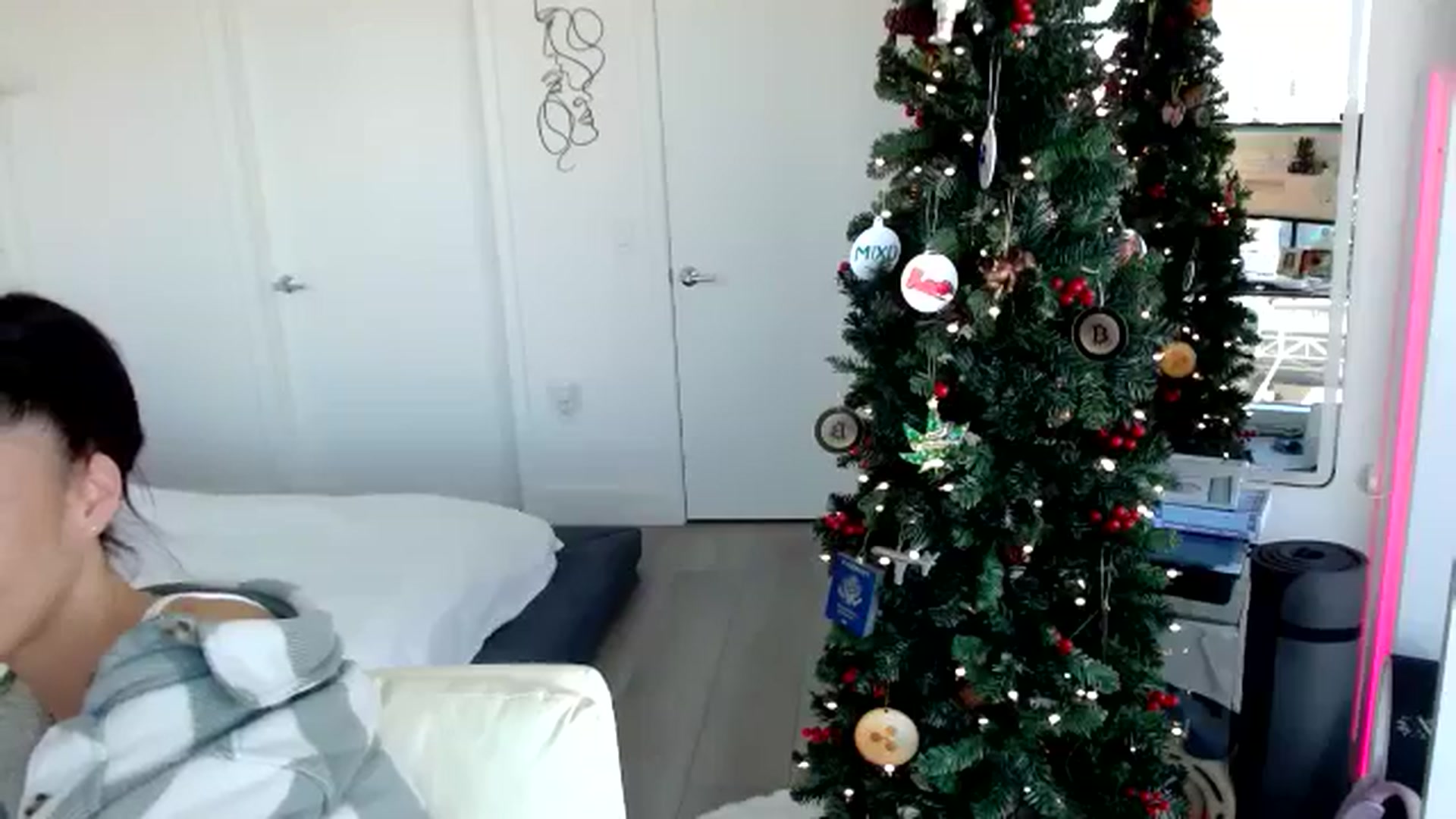 Gallery image thumbnail from BitcoinB00M's myfreecams stream on, 11/21/2024, 20:46 image 19 of 20