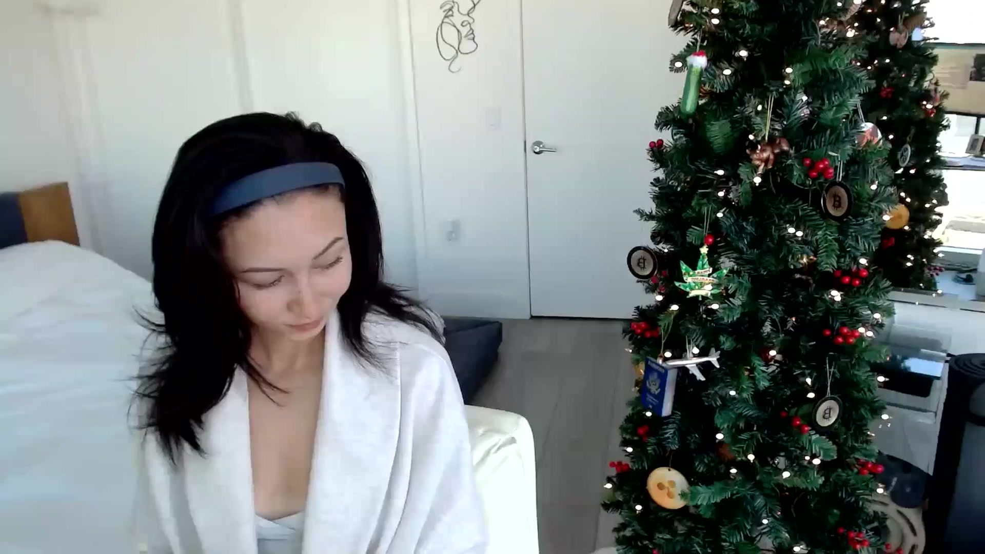 Gallery image thumbnail from BitcoinB00M's myfreecams stream on, 12/12/2024, 18:39 image 10 of 20