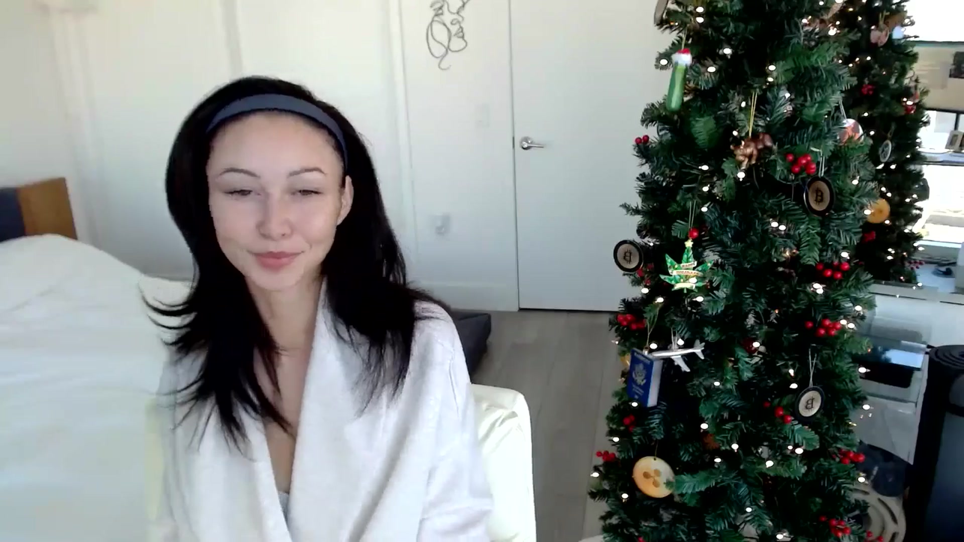 Gallery image thumbnail from BitcoinB00M's myfreecams stream on, 12/12/2024, 18:39 image 13 of 20