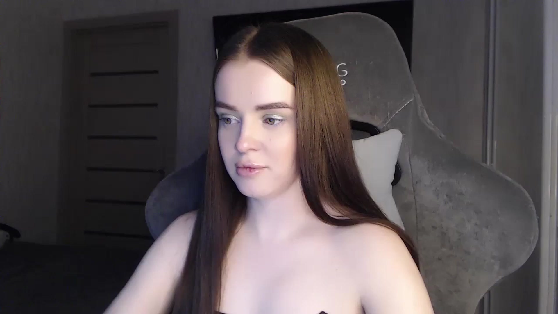 Gallery image thumbnail from BitsyMia's myfreecams stream on, 12/19/2023, 06:19 image 3 of 20
