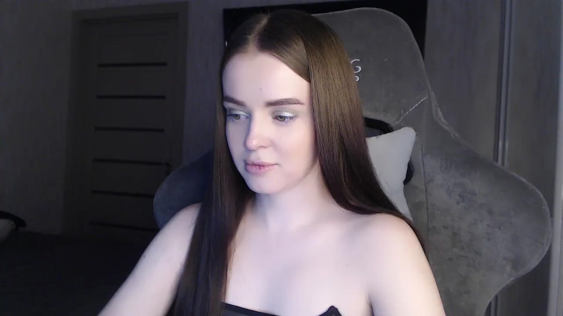 Gallery image thumbnail from BitsyMia's myfreecams stream on, 12/19/2023, 06:19 image 2 of 20