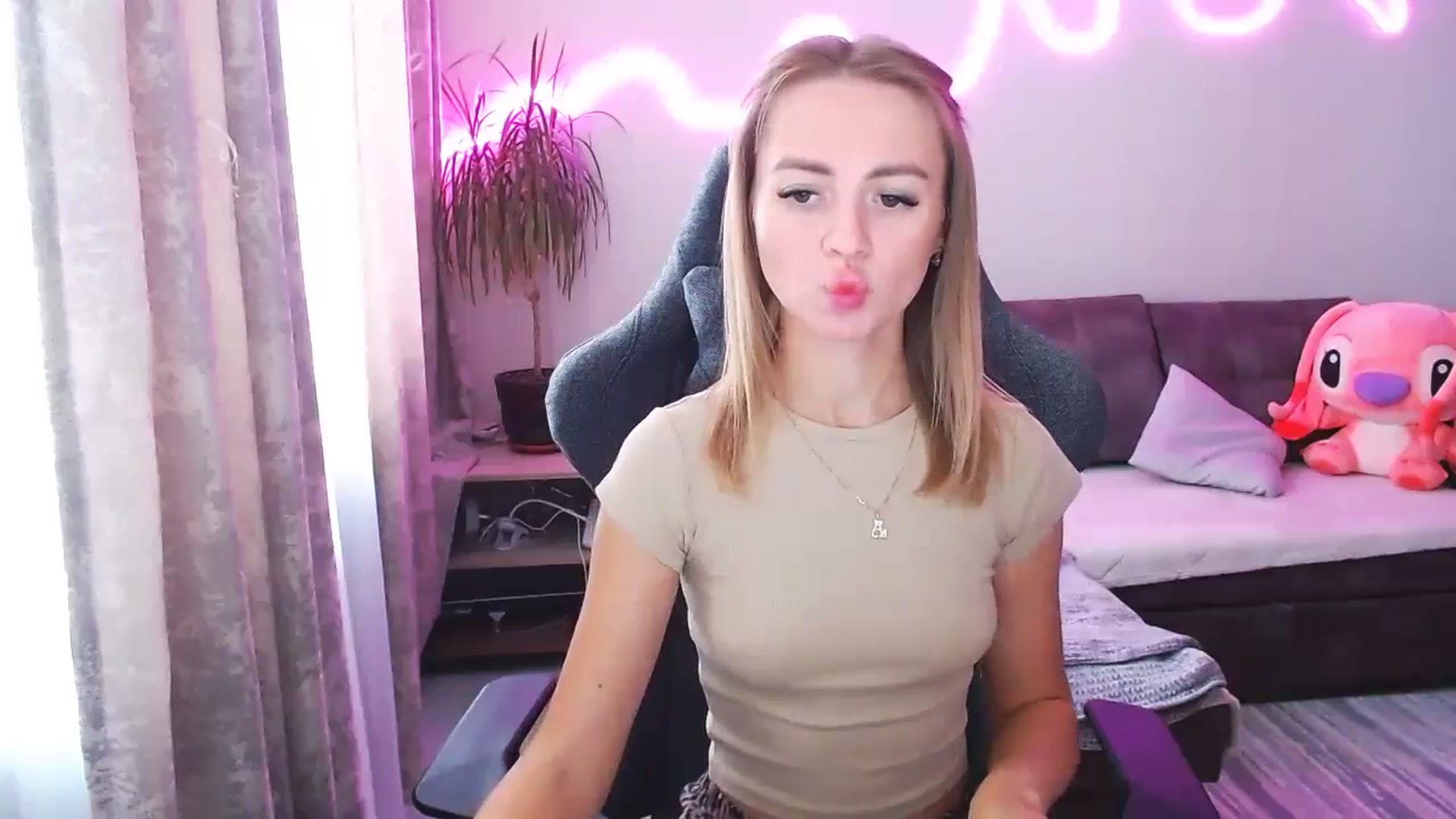 Gallery image thumbnail from BlackLovee's myfreecams stream on, 10/05/2025, 12:08 image 10 of 20