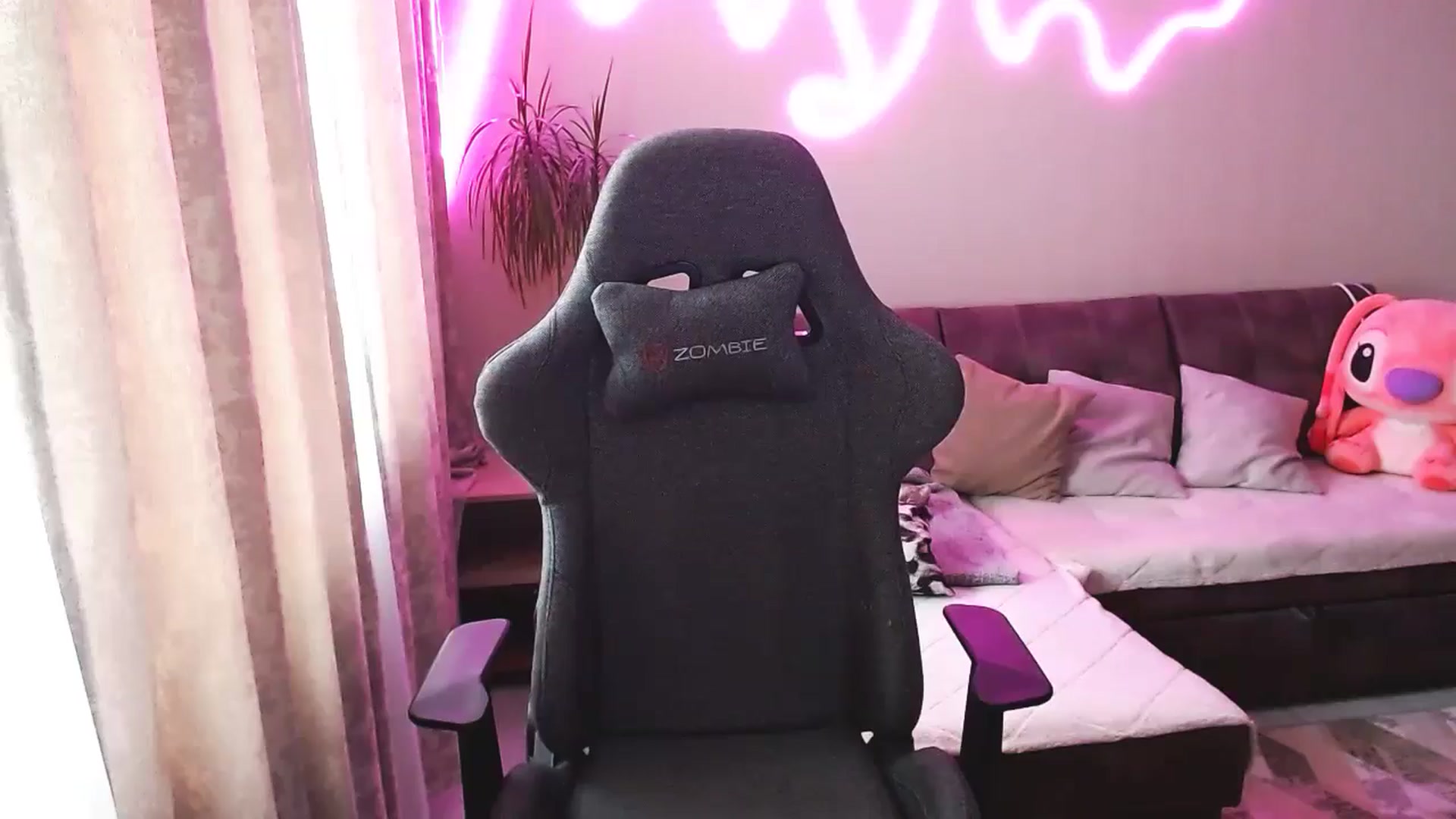 Gallery image thumbnail from BlackLovee's myfreecams stream on, 04/07/2026, 10:49 image 16 of 20