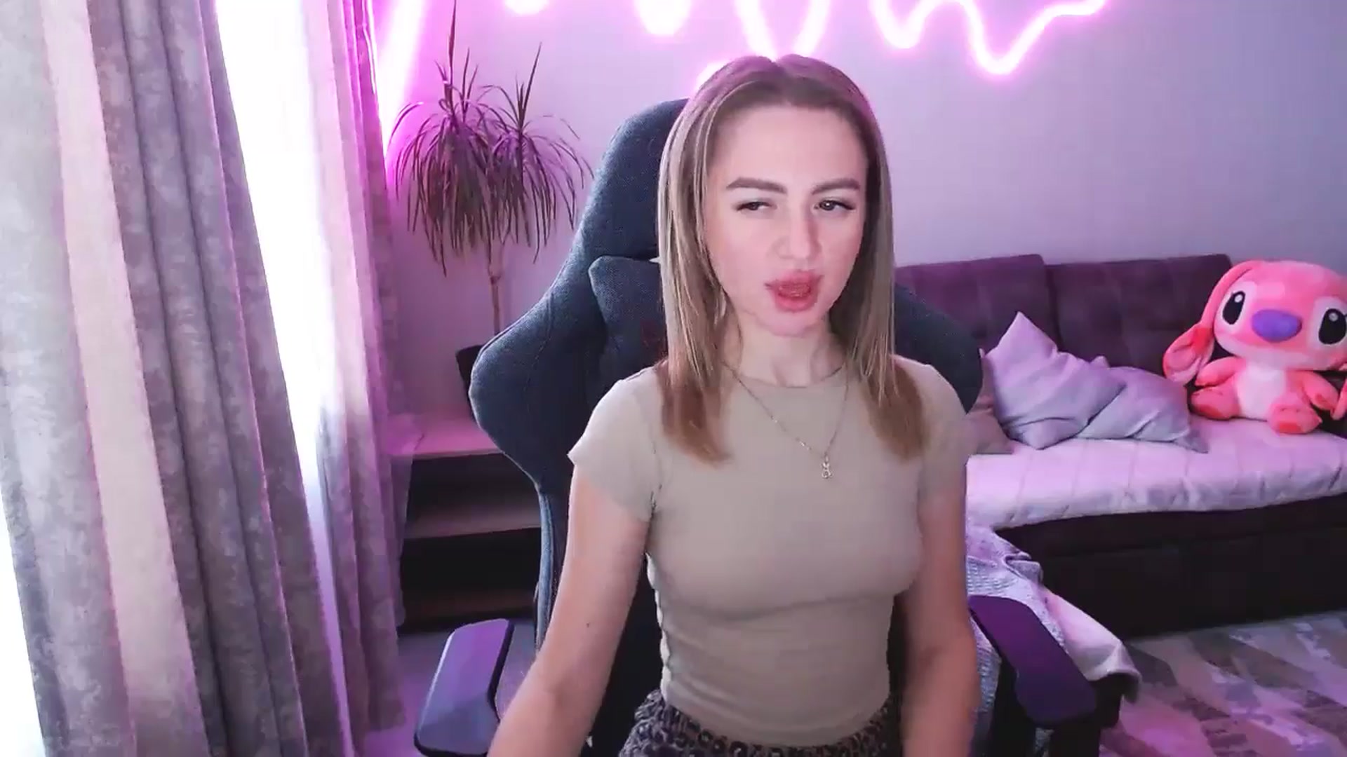 Gallery image thumbnail from BlackLovee's myfreecams stream on, 04/10/2026, 09:29 image 17 of 20
