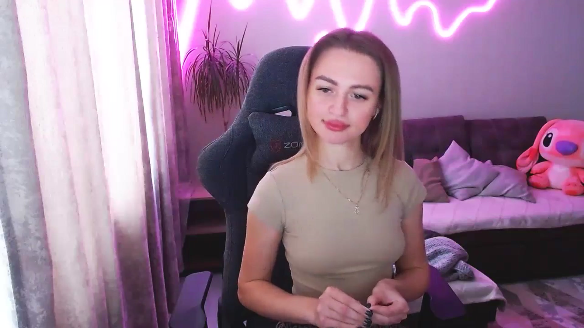 Gallery image thumbnail from BlackLovee's myfreecams stream on, 04/10/2026, 13:39 image 16 of 20