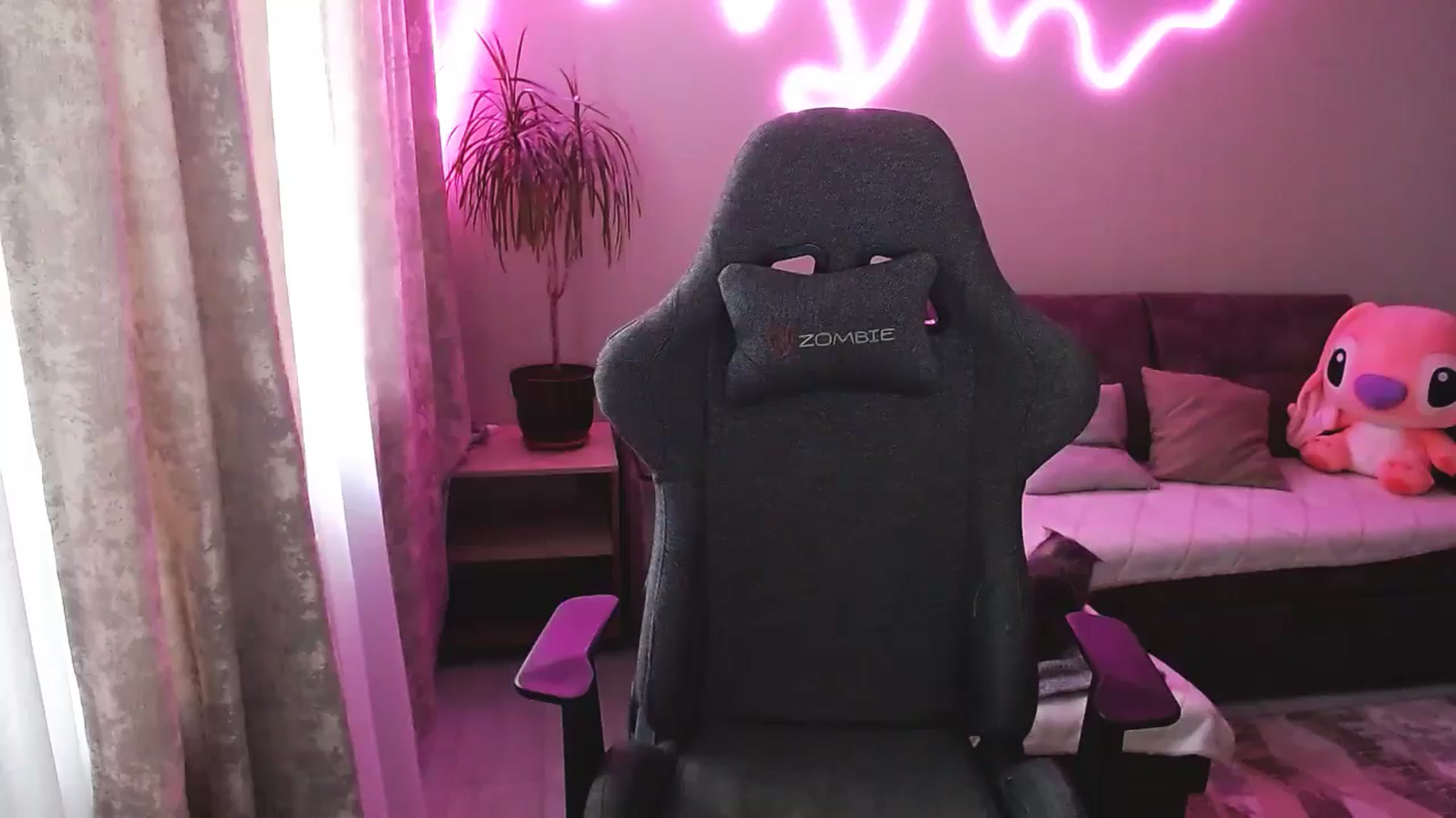Gallery image thumbnail from BlackLovee's myfreecams stream on, 04/21/2026, 15:41 image 14 of 20