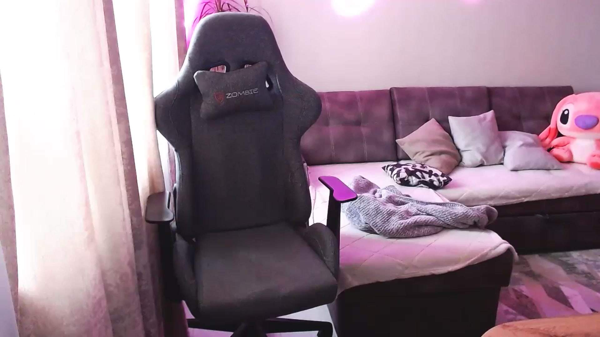 Gallery image thumbnail from BlackLovee's myfreecams stream on, 04/22/2026, 10:38 image 17 of 20