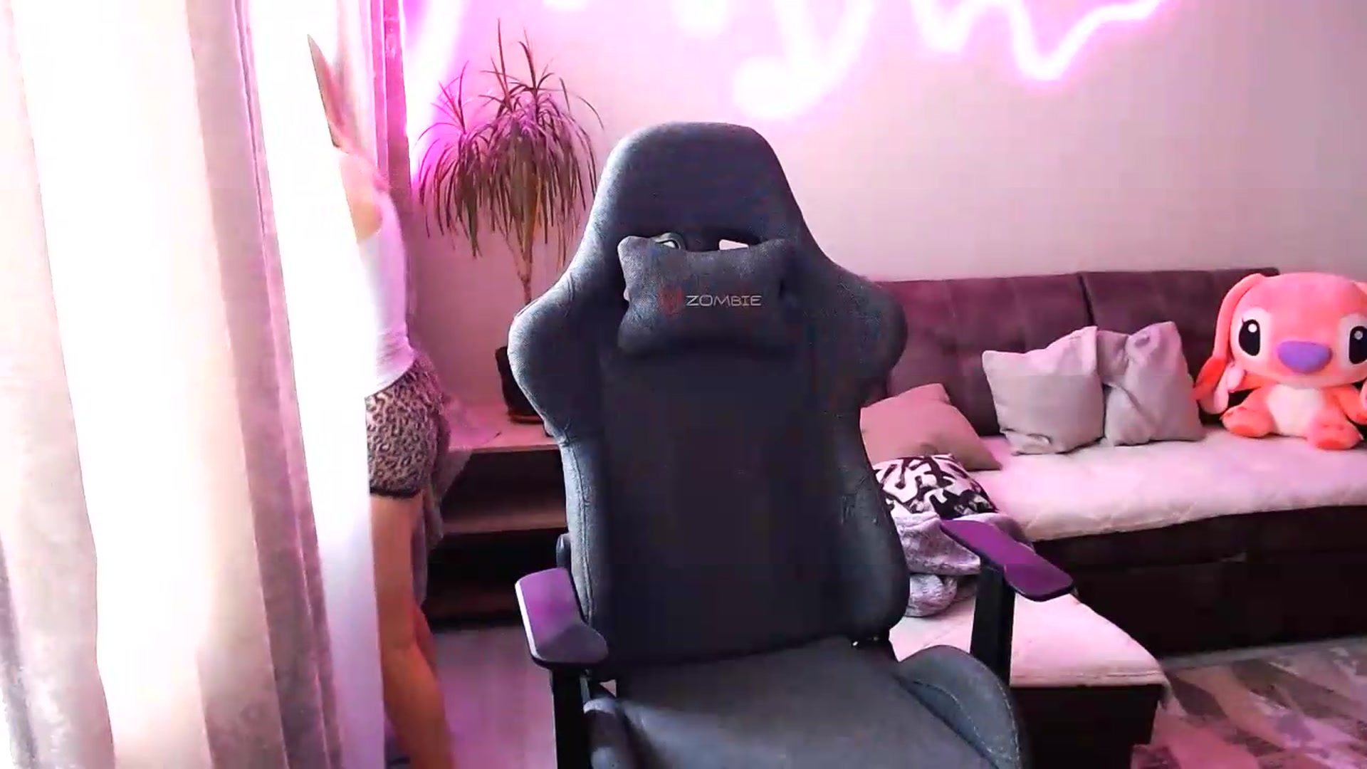 Gallery image thumbnail from BlackLovee's myfreecams stream on, 06/26/2026, 08:45 image 13 of 20